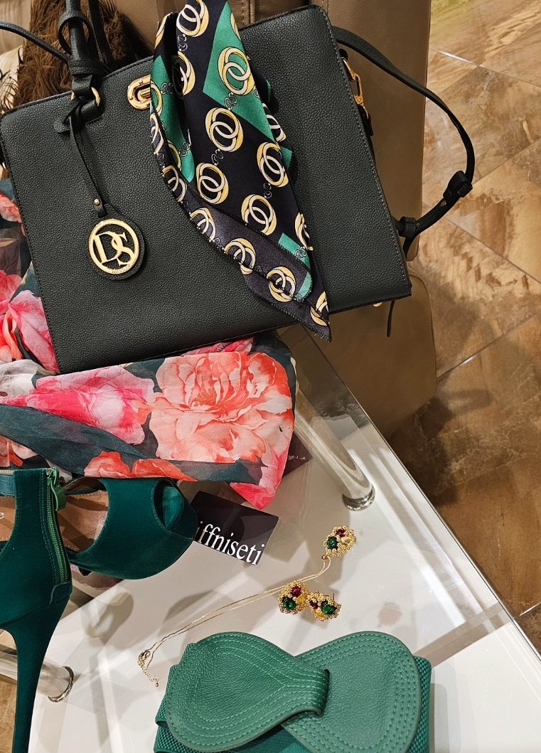 Invaluablestyle's tweet image. Make them green with envy 💚 @Invaluablemoi