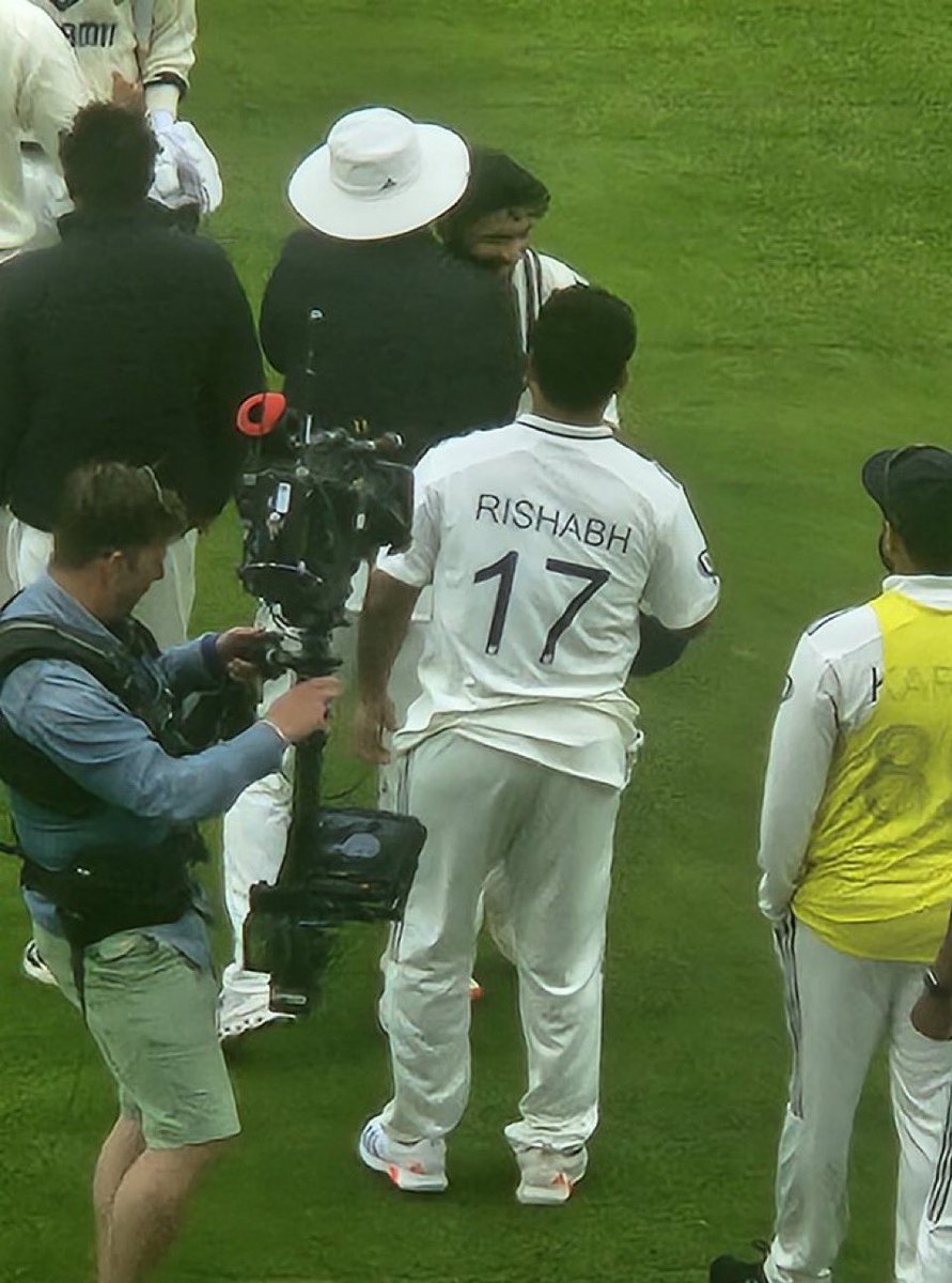 rushiii_12's tweet image. SALUTE TO RISHABH PANT🫡

Despite having a fracture in his leg, he came to the field to shake hands with the his teammates.❤️