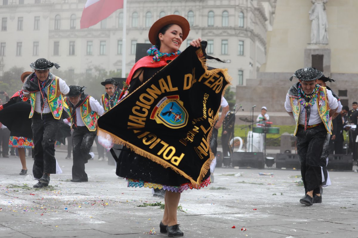 PoliciaPeru's tweet image. A un día de conmemorarse el Día de la Independencia del Perú, desde la @PoliciaPeru organizamos una verbena patriótica en la Plaza San Martín, donde reafirmamos nuestro compromiso con el país y con cada ciudadano.
🇵🇪 ¡Juntos, por una patria segura y unida!