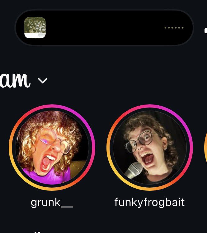 THESILLIESTARI's tweet image. They are screaming at eachother