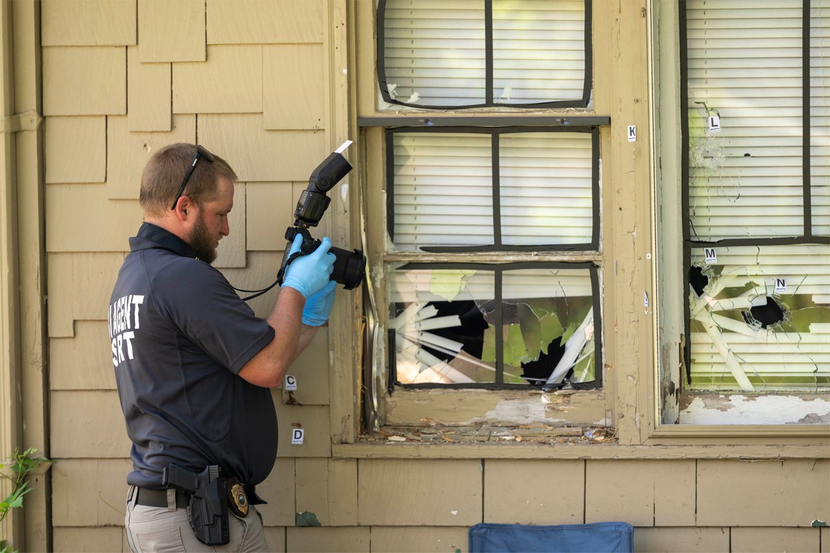 KBI agents are on still on the scene investigating the death of a Wyandotte County Sheriff's deputy, who died Saturday after being shot while responding to a call in Kansas City, Kansas. 
kansascity.com/news/local/art…