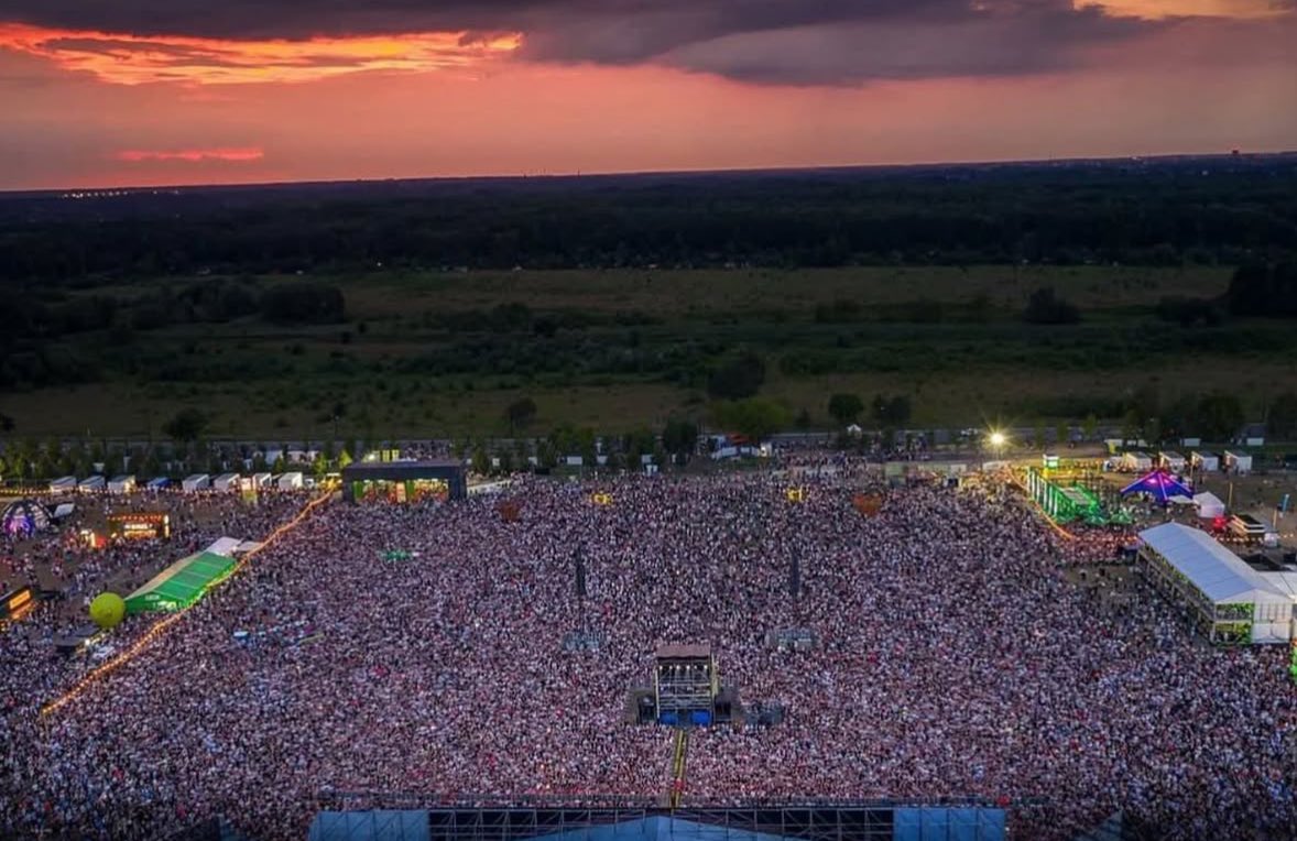 LouisPromoSquad's tweet image. 📲 Louis via IG story showing the size of the crowd!
📸 louist91
27.7.25