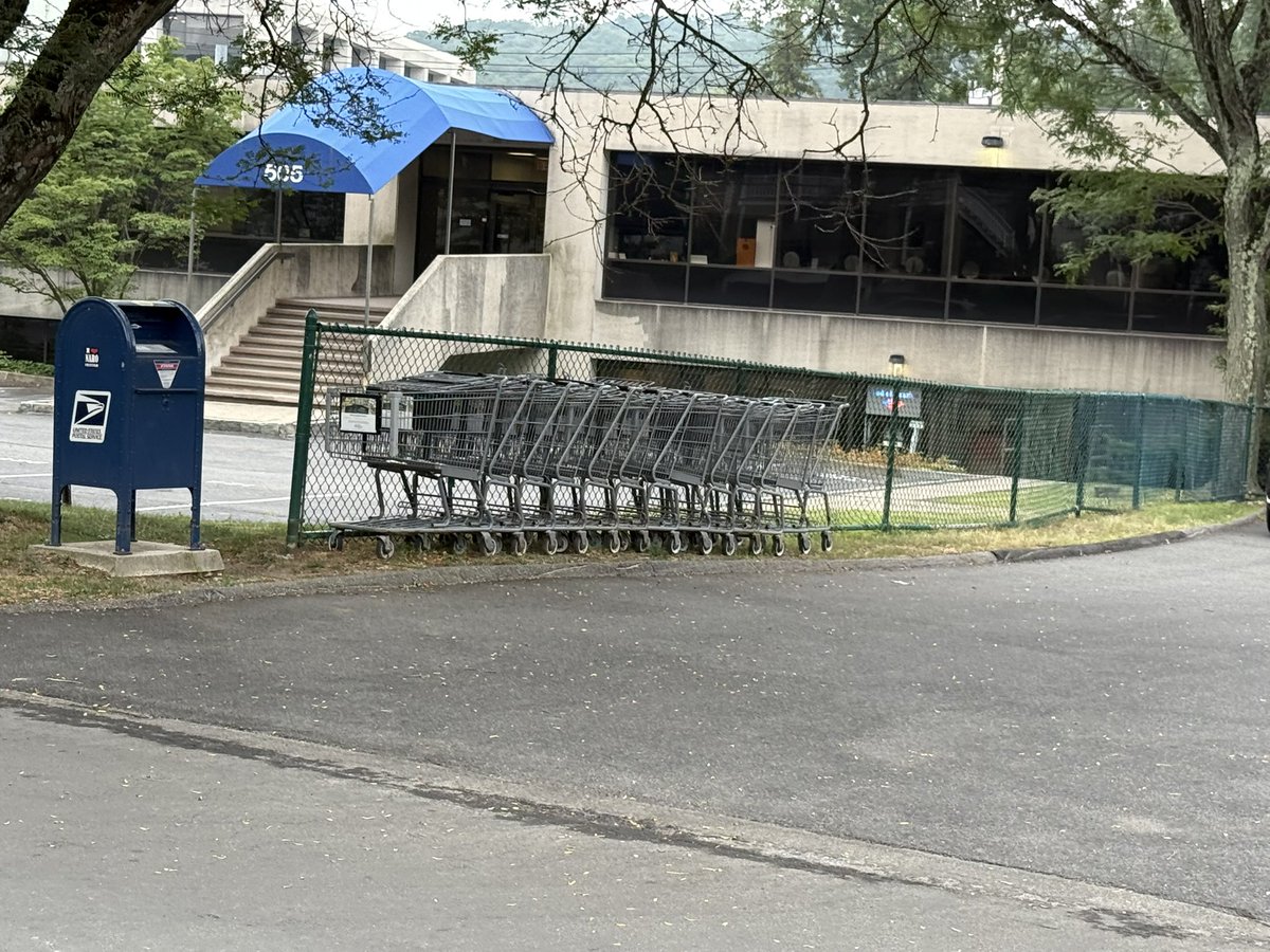 TimTyrrellNY's tweet image. Hey @StopandShop time to get stoppers on your shopping carts. This is not your parking lot and about a mile away from your store in Tarrytown, New York.