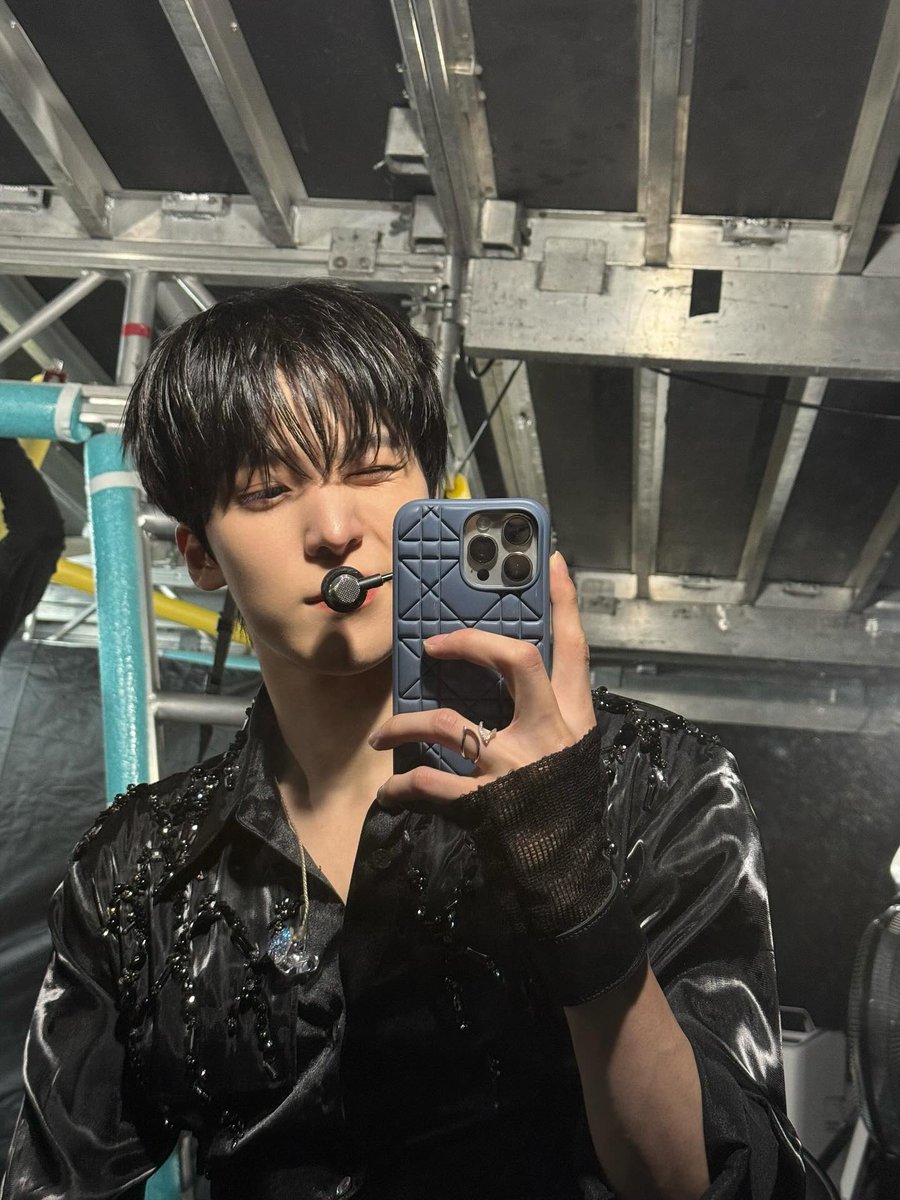 yuyunhos's tweet image. i hope he never stops posting mirror selcas they鈥檙e just too excellent