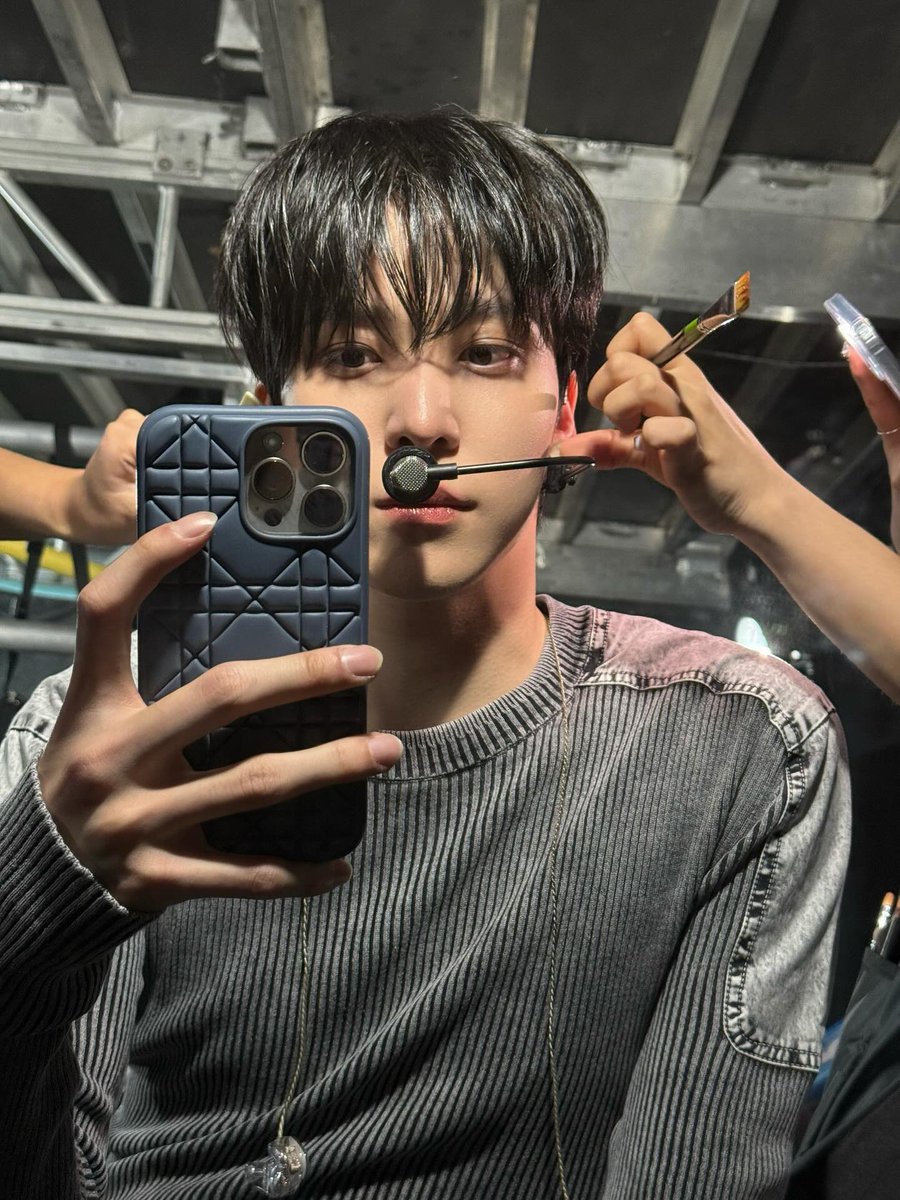 yuyunhos's tweet image. i hope he never stops posting mirror selcas they鈥檙e just too excellent