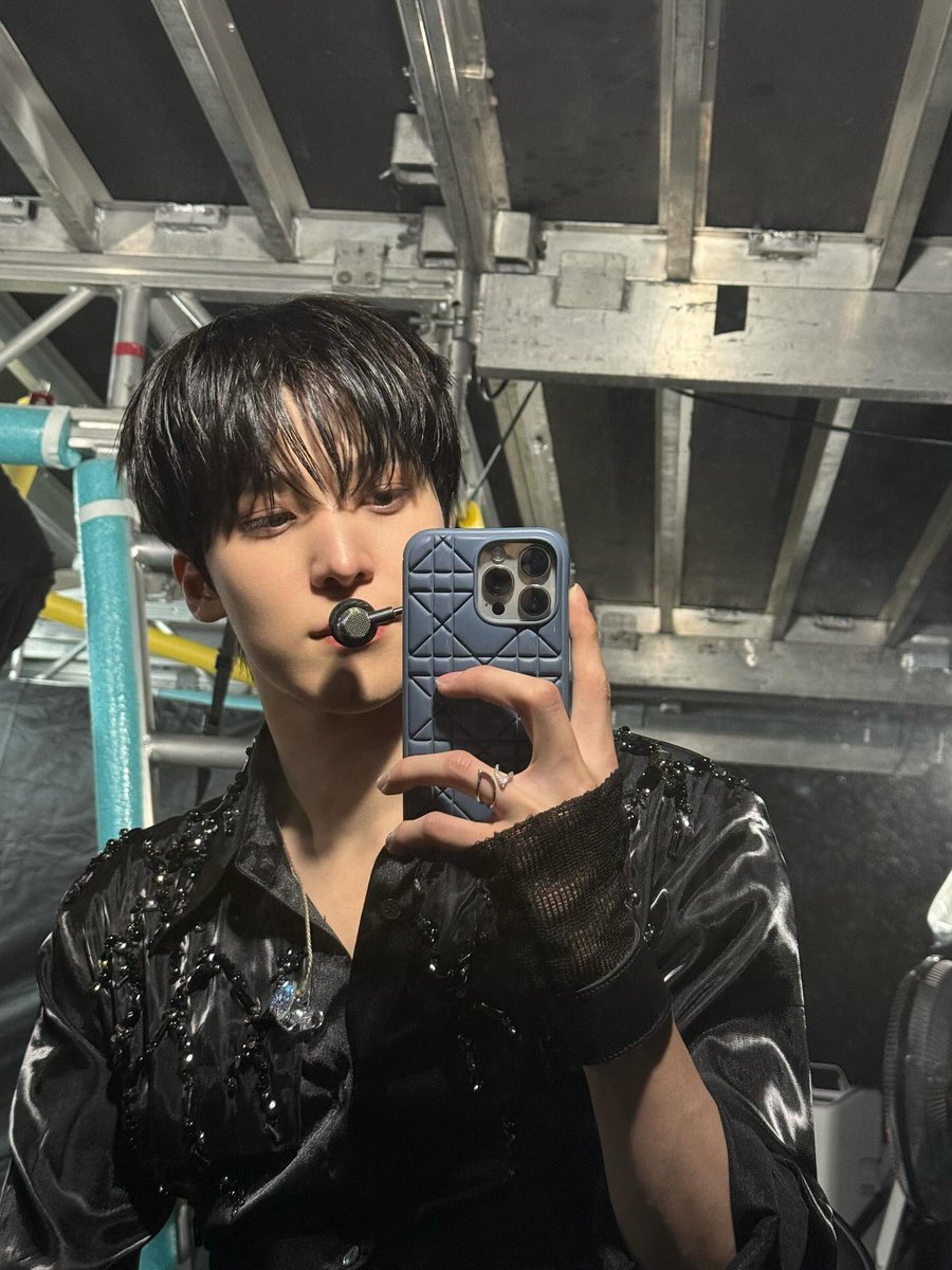 yuyunhos's tweet image. i hope he never stops posting mirror selcas they鈥檙e just too excellent