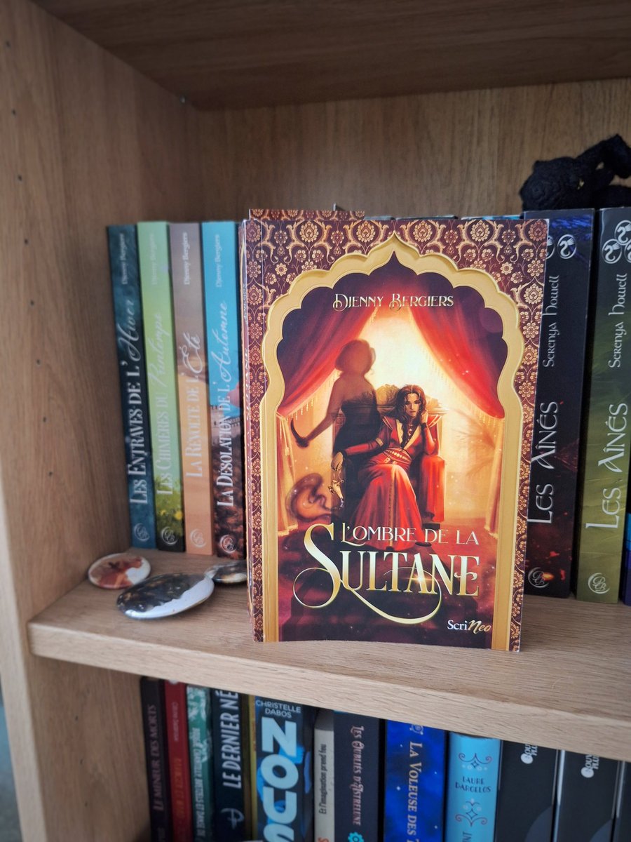 Fini ! <a href="/Scrineo/">Editions Scrineo</a>
🏜 J'ai beaucoup aimé l'univers, hyper immersif. 
❤️ La romance m'a beaucoup plu aussi : elle est toute douce et est habilement mêlée à l'intrigue "principale". Ça ne m'étonne pas car j'aimais déjà énormément les romances dans la saga dez Maîtres des saisons 🥰