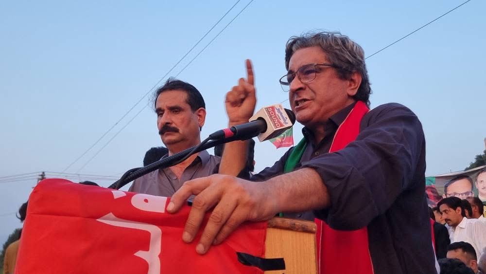 ZA_Pakistani's tweet image. 5 اگست کی تحریک کے حوالے سے ہری پور میں ریلیز عمران خان  ورکرز کنونشن کے مناظر 
صوبائی جنرل سیکرٹری @AliAsgharPTI  ورکز سے خطاب کرتے ہوۓ.
#عوام_نکلے_گی_تخت_الٹے_گا 
#قدم_بڑھاؤ_تحریک_چلاؤ
