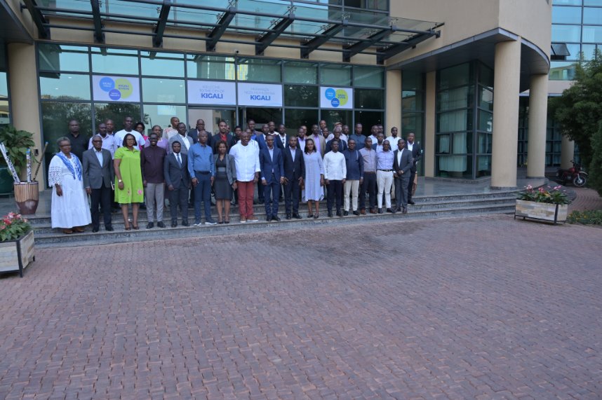 RuhangoDistrict's tweet image. muri gahunda yo guomeza guteza imbere imibereho myiza y'abaturage, Ubuyobozi bw'Akarere bwaganiriye n'abavuka mu Karere batuye mu mujyi wa Kigali hagamijwe kubereka amahirwe y'ishoramari ari mu Karere no kubagaragariza ishusho y'igitaramo ndangamuco 'TURI MU RUHANGO'.
