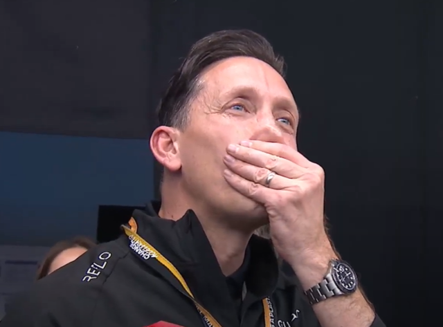 James Barclay ficou visivelmente emocionado no final da corrida.
São muitos anos de história e dedicação como chefe de equipe da Jaguar na Fórmula E e ele sempre demonstrou a sua paixão por esse time.
Barclay se tornou uma figura icônica da FE e hoje ele se despede da categoria.