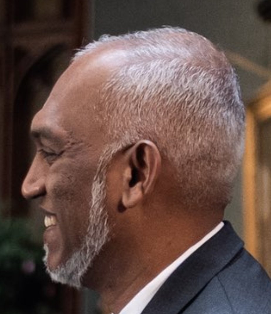 <a href="/dr_iyaz/">Dr.Mohamed Iyaz</a> އަބަދުވެސް އެއަރޕޯޓުގައި ނަމާދު ކުރެވޭ ގޮތައް އިންތިޒާމު ހުރޭ. މުޢިއްޒު މިކަން މިކުރަނީ ދެއްކުންތެރިކަމުގެ ގޮތުން. ރައްޔިތުންގެ މުދަލާ ފައިސާއިން ވައްކަންކުރަނީ. ސުބުޙާނަﷲ