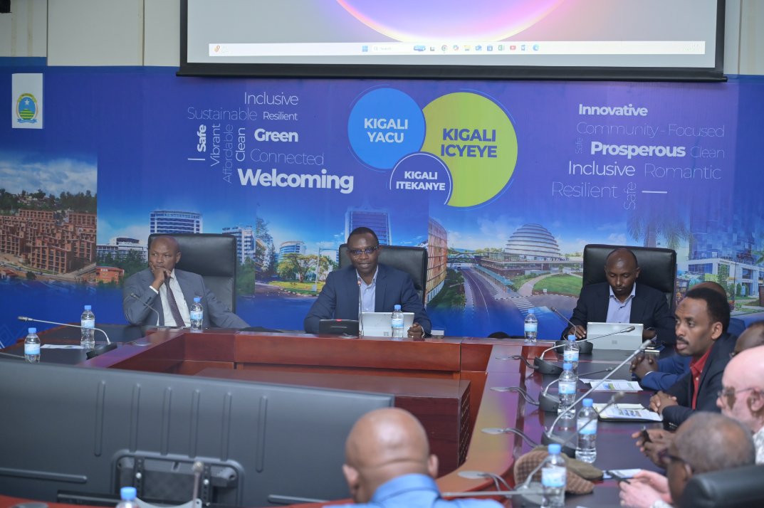 RuhangoDistrict's tweet image. muri gahunda yo guomeza guteza imbere imibereho myiza y'abaturage, Ubuyobozi bw'Akarere bwaganiriye n'abavuka mu Karere batuye mu mujyi wa Kigali hagamijwe kubereka amahirwe y'ishoramari ari mu Karere no kubagaragariza ishusho y'igitaramo ndangamuco 'TURI MU RUHANGO'.