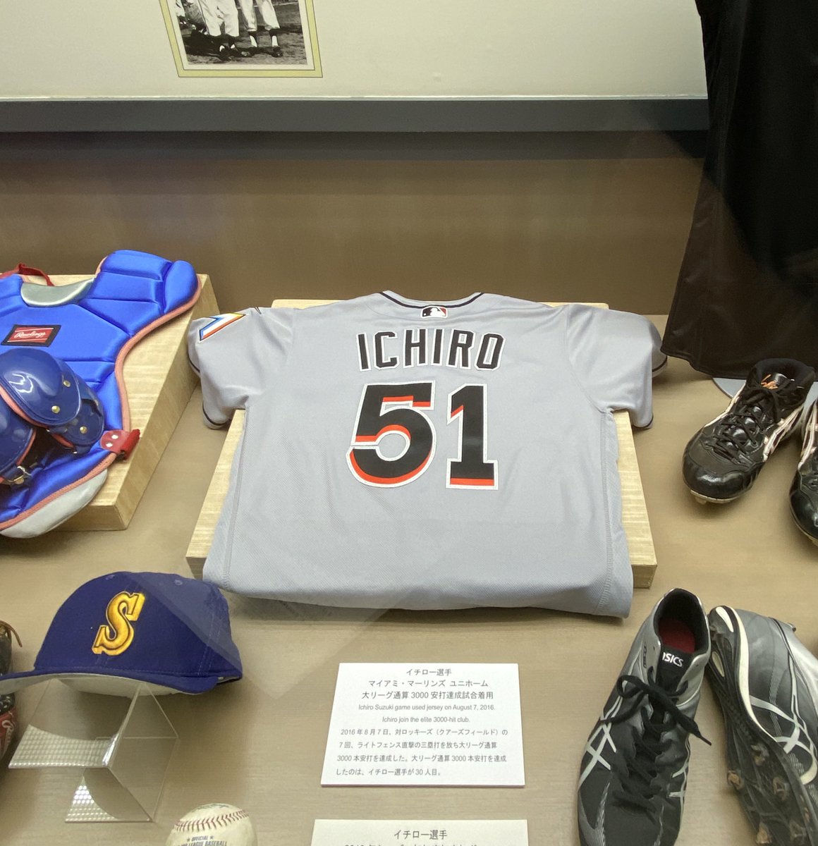 HawaiiCardLife's tweet image. Thought I saw this guy’s stuff in a HOF before??? Gray game used jersey from his 3000th hit and black jersey from his 4257 hit in pro baseball! Congrats to Ichiro on his HOF induction and for doing it on both sides of the Pacific!