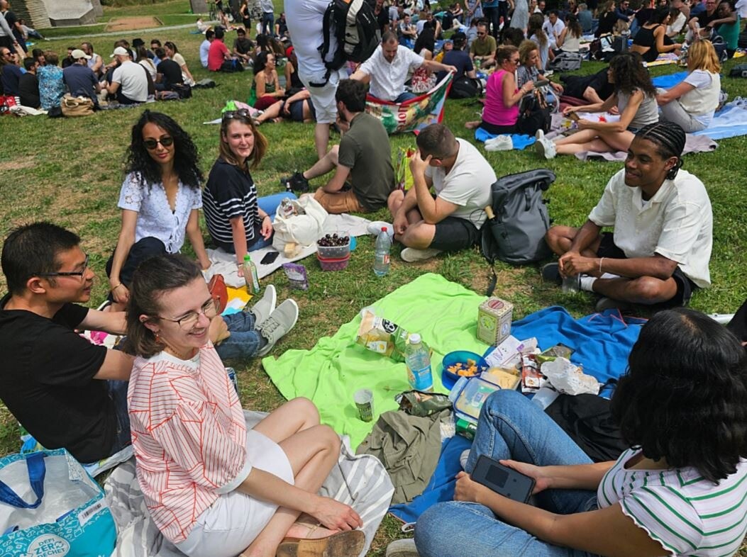leprogreslyon's tweet image. ❤️ Ce dimanche après-midi avait lieu le traditionnel pique-nique des célibataires au Parc de la Tête d'Or à #Lyon
📸 Découvrez notre galerie photos ebra.non.li/T3