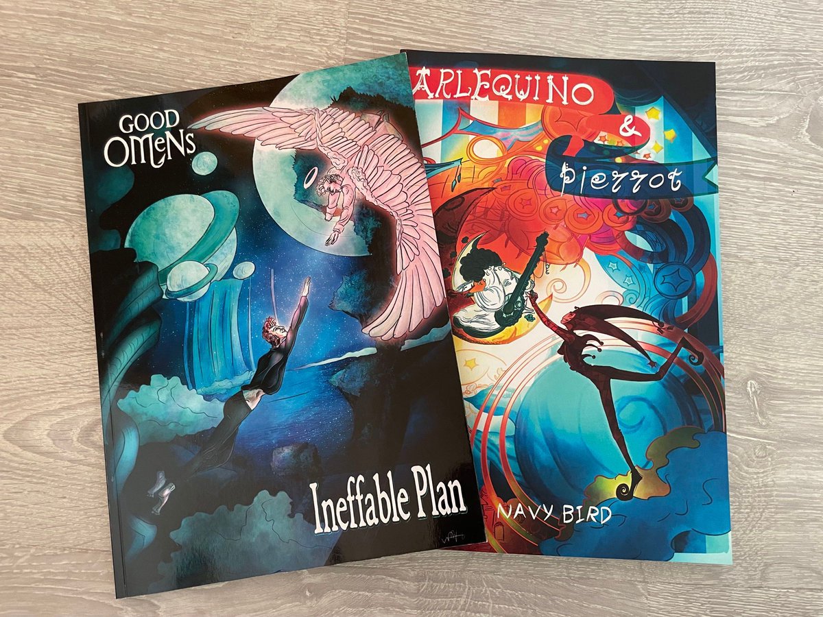 TheIneffableCon's tweet image. 📚 AUCTION ITEM ALERT! 📚
@NavybirdArt's Mum has kindly donated two lots of art books that Navy lovingly created, one for #GoodOmens and one that recently won fourth place in a competition, Arlequino & Pierrot.
This year's zine is theatre themed and dedicated to Navy 💙