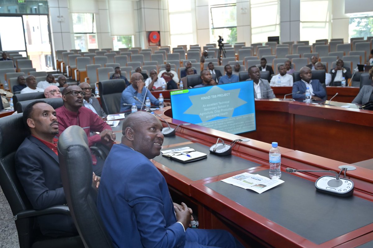 RuhangoDistrict's tweet image. muri gahunda yo guomeza guteza imbere imibereho myiza y'abaturage, Ubuyobozi bw'Akarere bwaganiriye n'abavuka mu Karere batuye mu mujyi wa Kigali hagamijwe kubereka amahirwe y'ishoramari ari mu Karere no kubagaragariza ishusho y'igitaramo ndangamuco 'TURI MU RUHANGO'.