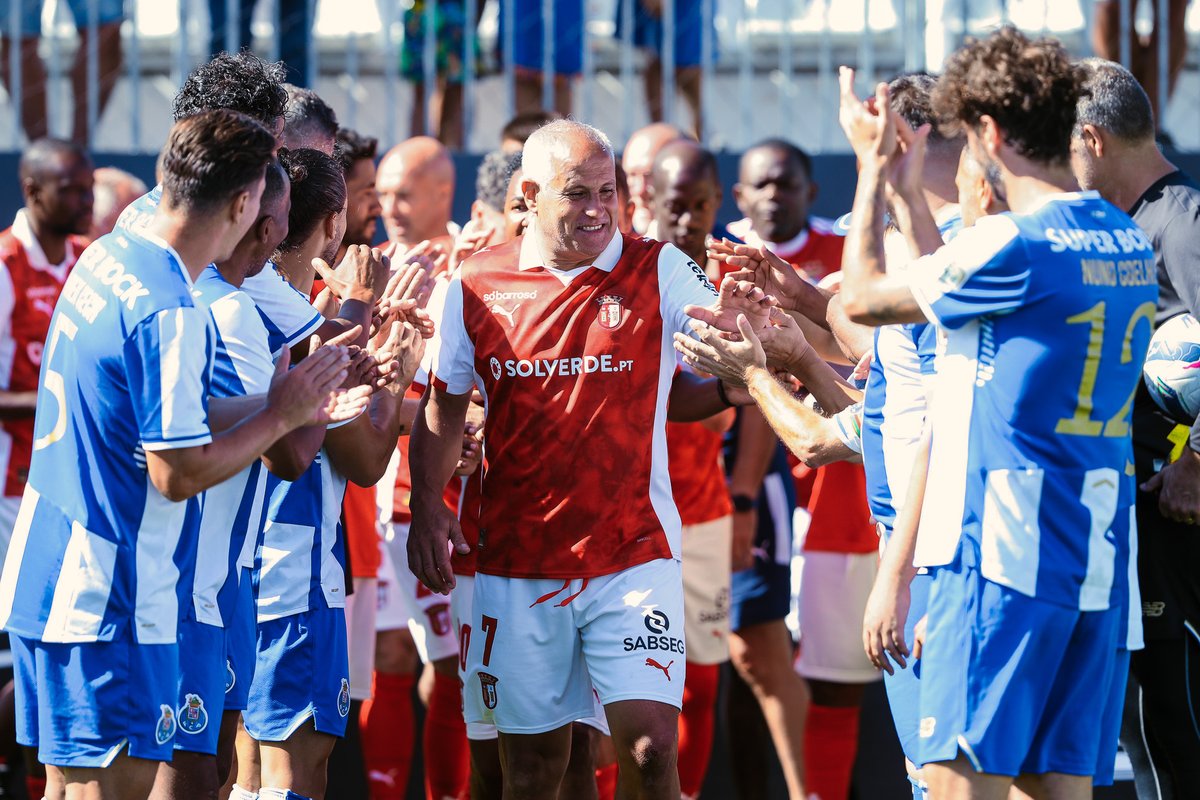 ligaportugal's tweet image. Guarda de 𝗛𝗢𝗡𝗥𝗔 e 𝗥𝗘𝗦𝗣𝗘𝗜𝗧𝗢 👏🏆

#LPLegends