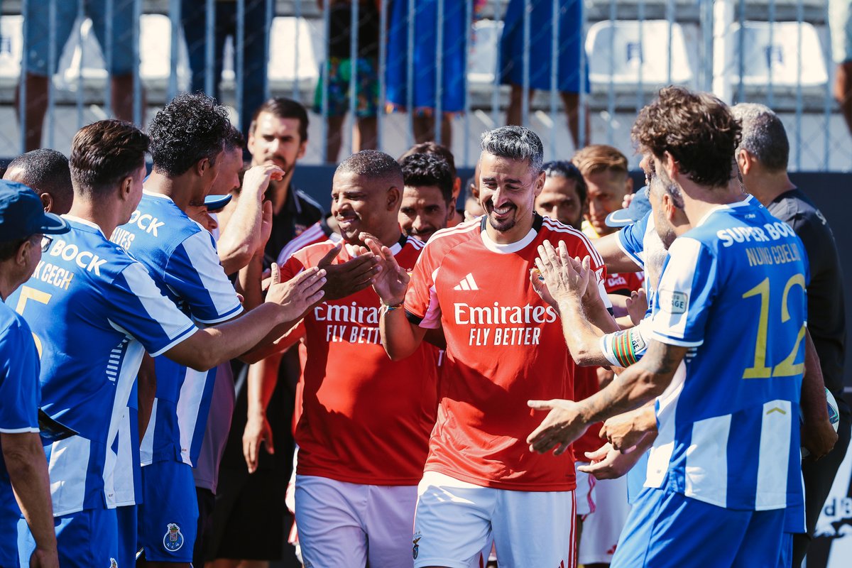 ligaportugal's tweet image. Guarda de 𝗛𝗢𝗡𝗥𝗔 e 𝗥𝗘𝗦𝗣𝗘𝗜𝗧𝗢 👏🏆

#LPLegends