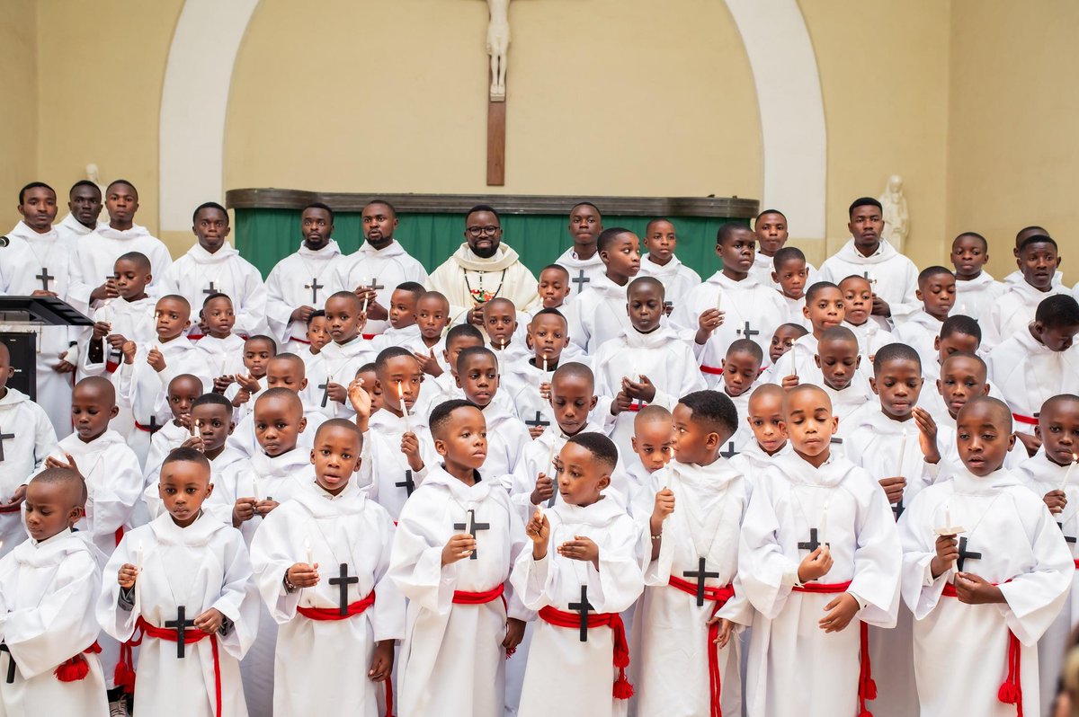 pc_resurrection's tweet photo. 🎧 #Officiel : Plus de 100 nouveaux Petits Chanteurs ont rejoint la grande famille chrétienne du Chœur de la Résurrection. C'était à l'issue d'une messe d'action de grâce célébrée ce samedi 27 juillet 2025 à la Chapelle du Collège Alfajiri. 

#pcresurrection https://t.co/JLm8l7OsoV