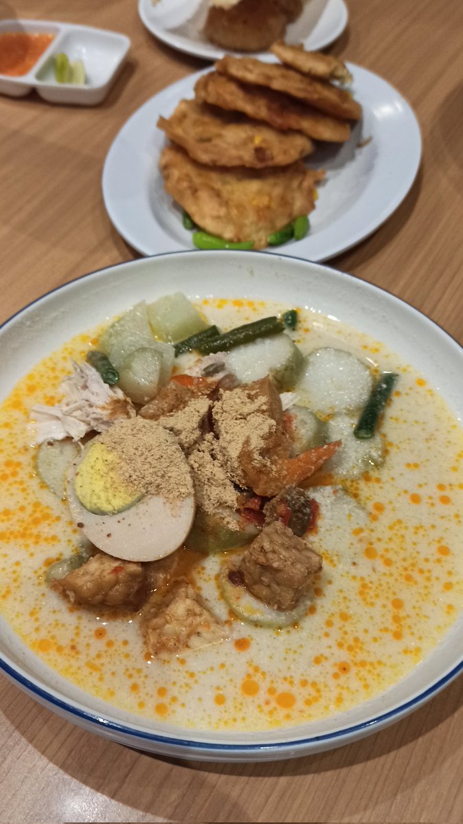 <a href="/BuddhisGL/">Buddhis Garis Lucu (centang biru)</a> Sedep dibungkus daun pisang.

Sudah malam, gak makan nasi. Makan yg ringan2 aja.
Selamat makan, KakBuddh.