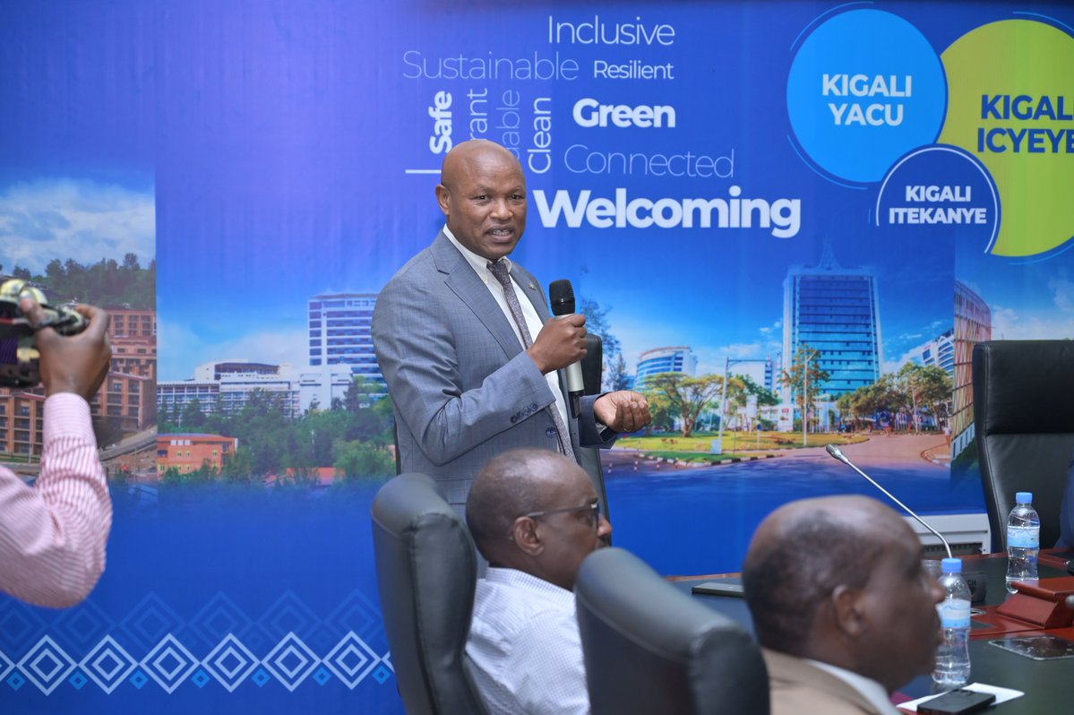 RuhangoDistrict's tweet image. muri gahunda yo guomeza guteza imbere imibereho myiza y'abaturage, Ubuyobozi bw'Akarere bwaganiriye n'abavuka mu Karere batuye mu mujyi wa Kigali hagamijwe kubereka amahirwe y'ishoramari ari mu Karere no kubagaragariza ishusho y'igitaramo ndangamuco 'TURI MU RUHANGO'.