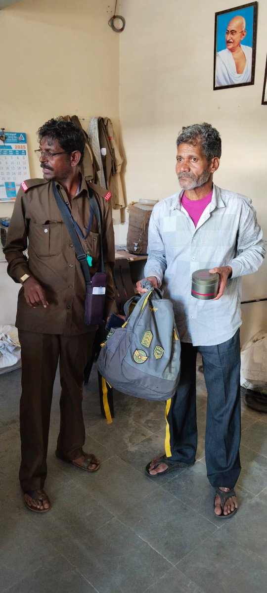 ವಾ.ಕ.ರ.ಸಾ ಸಂಸ್ಥೆಯ ಬಸ್ಸಿನಲ್ಲಿ ಪ್ರಯಾಣಿಕರು ಬಿಟ್ಟುಹೋದ ಬ್ಯಾಗ &amp;1ಲಕ್ಷ ಹಣವನ್ನು ಬಾದಾಮಿ ಘಟಕದ
ಚಾಲಕ ಆರ್. ಟಿ. ಮಾಳಗಿಮನಿ 
ನಿರ್ವಾಹಕ ಜಿ. ಎಸ್. ಗೌಡರ್ ಕುಷ್ಟಗಿ
ನಿಯಂತ್ರಣಾಧಿಕಾರಿಗಳ ಸಮ್ಮುಖದಲ್ಲಿ ಬಿಟ್ಟು ಹೋದ ವ್ಯಕ್ತಿಗೆ ತಲುಪಿಸಿ ಪ್ರಾಮಾಣಿಕತೆ ಮೆರೆದಿದ್ದು, ಅವರನ್ನು ಅಧಿಕಾರಿಗಳು ಪ್ರಶಂಸಿಸಿ ಅಭಿನಂದಿಸಿದ್ದಾರೆ.