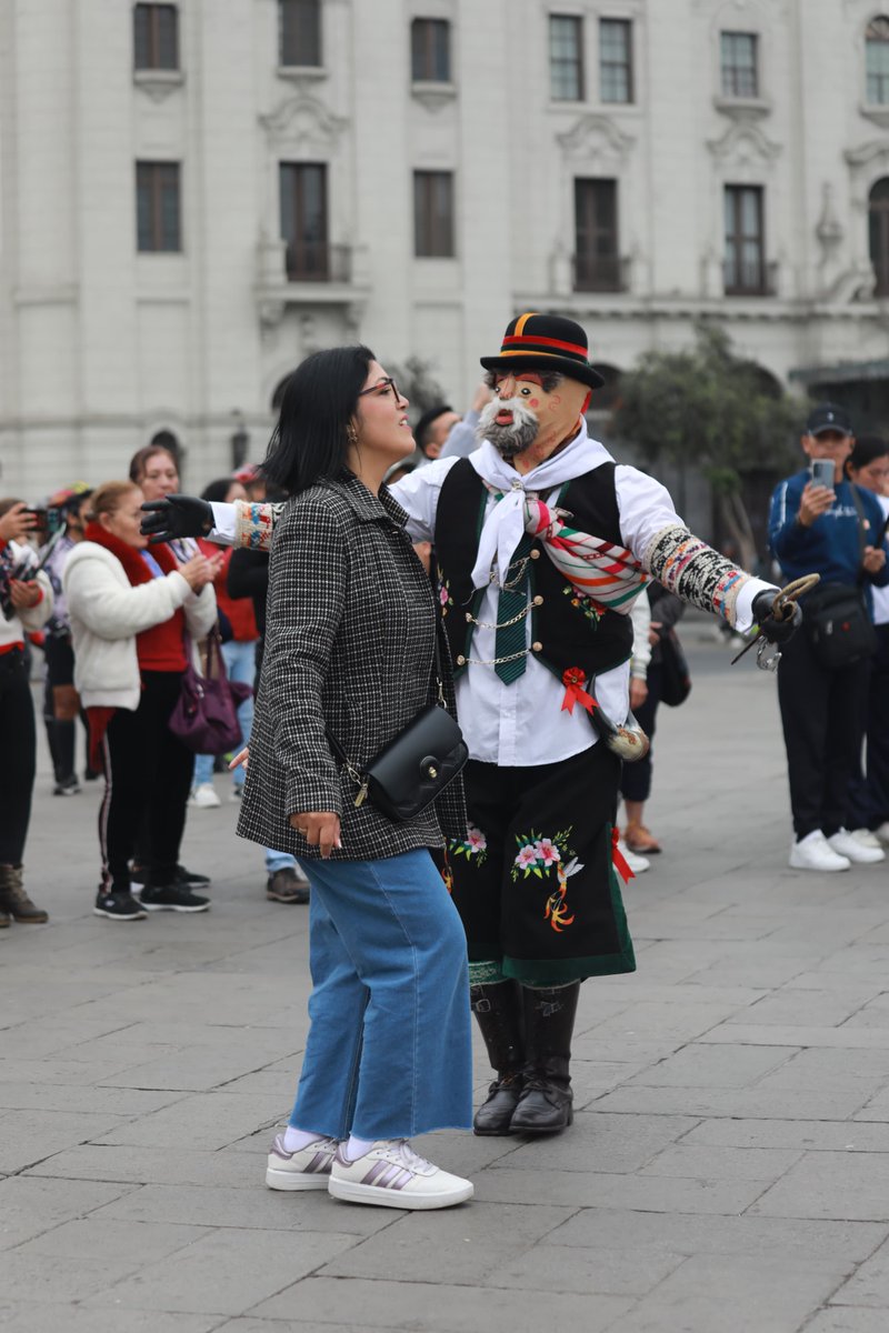 PoliciaPeru's tweet image. A un día de conmemorarse el Día de la Independencia del Perú, desde la @PoliciaPeru organizamos una verbena patriótica en la Plaza San Martín, donde reafirmamos nuestro compromiso con el país y con cada ciudadano.
🇵🇪 ¡Juntos, por una patria segura y unida!