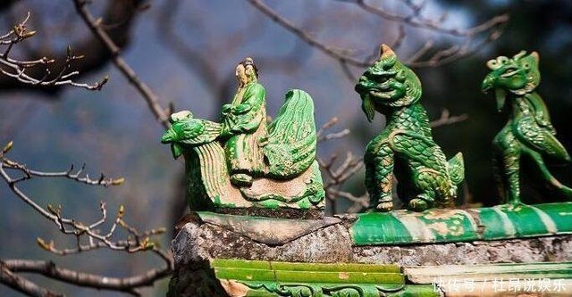 x1ngwu's tweet image. Perched at the corners of ancient Chinese eaves, the "Qifeng Xianren" (騎鳳仙人)—the immortal riding a phoenix—is more than an ornamental flourish. Some say it's Jiang Ziya, placed to repel misfortune. Others claim it's King Yu, balancing elemental forces: too many dragons…