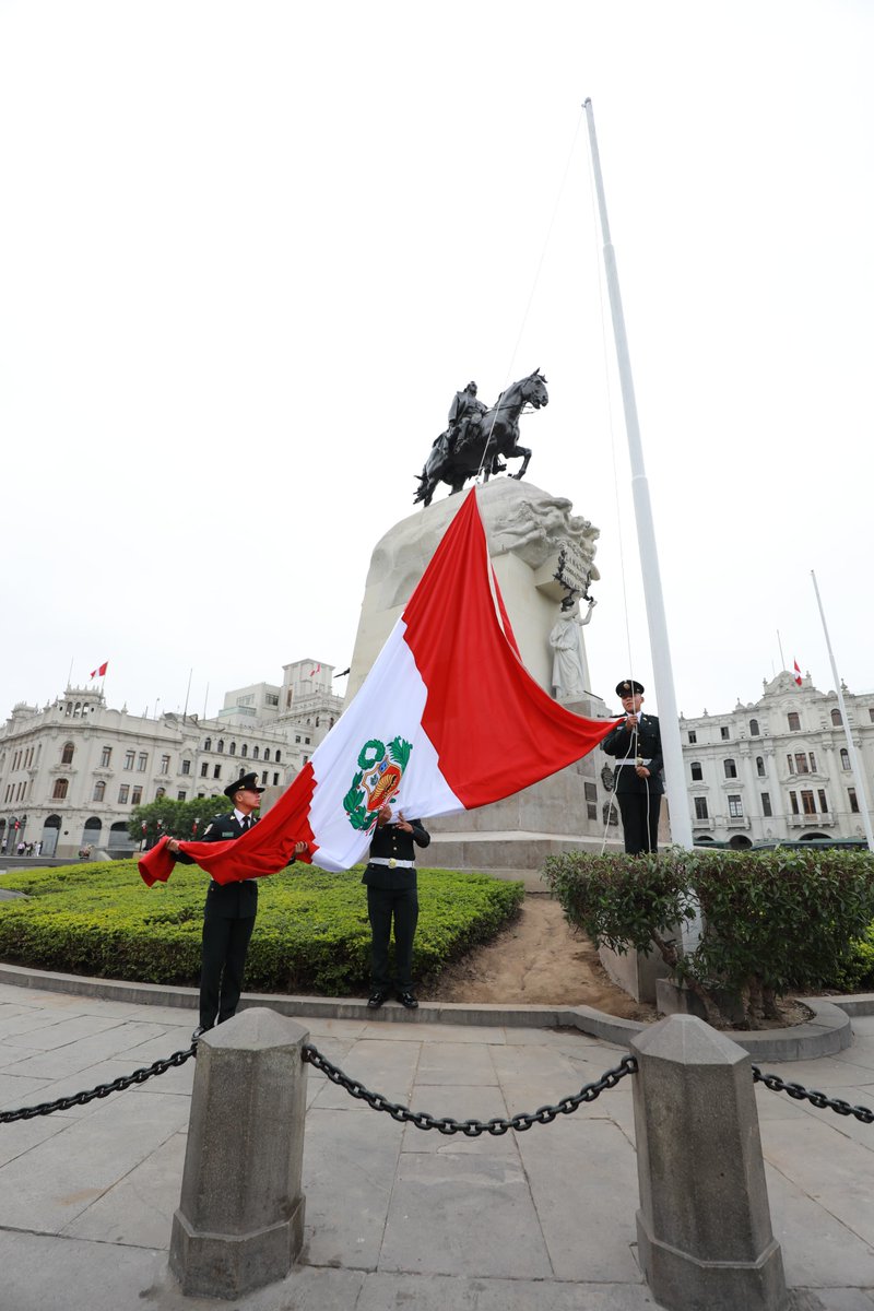 PoliciaPeru's tweet image. A un día de conmemorarse el Día de la Independencia del Perú, desde la @PoliciaPeru organizamos una verbena patriótica en la Plaza San Martín, donde reafirmamos nuestro compromiso con el país y con cada ciudadano.
🇵🇪 ¡Juntos, por una patria segura y unida!