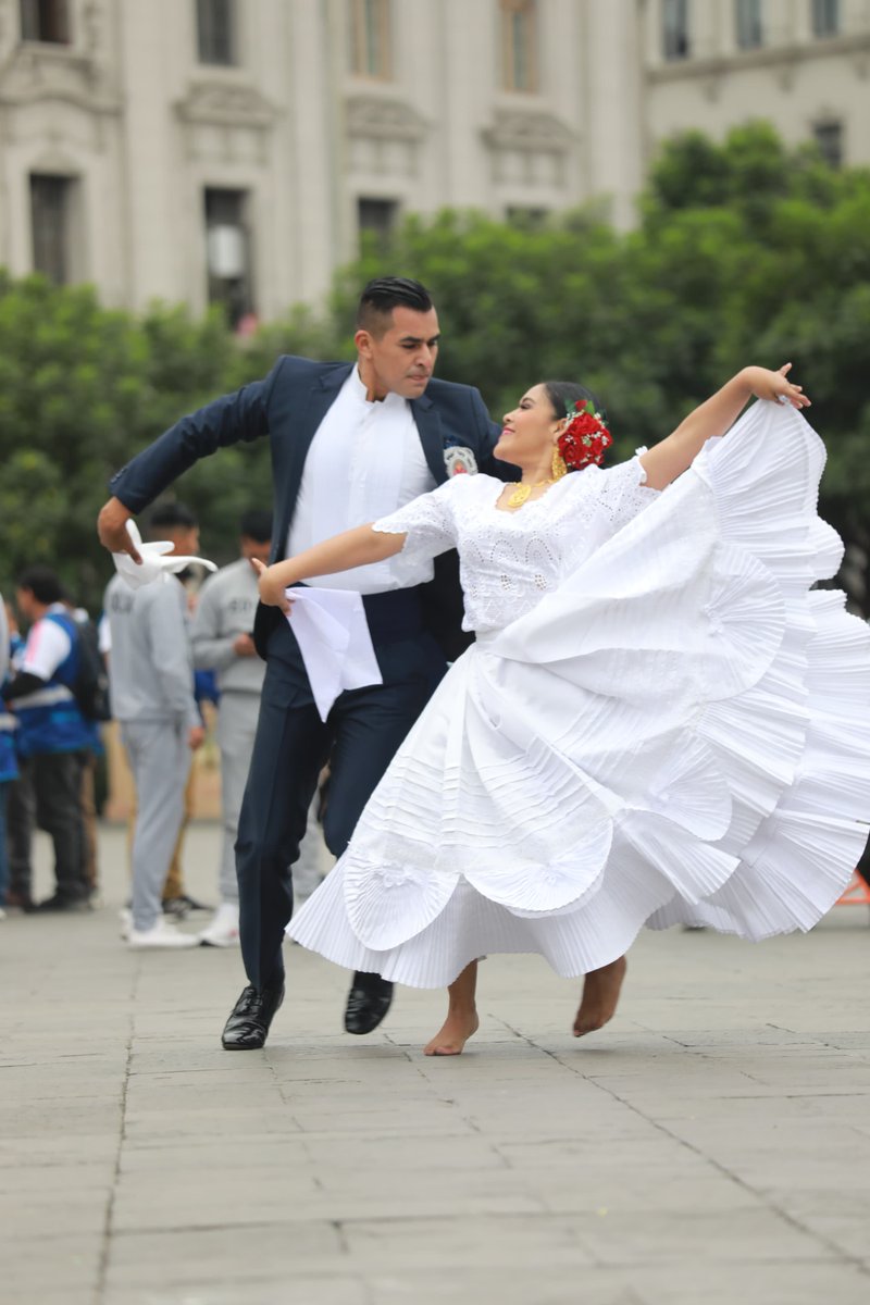 PoliciaPeru's tweet image. A un día de conmemorarse el Día de la Independencia del Perú, desde la @PoliciaPeru organizamos una verbena patriótica en la Plaza San Martín, donde reafirmamos nuestro compromiso con el país y con cada ciudadano.
🇵🇪 ¡Juntos, por una patria segura y unida!