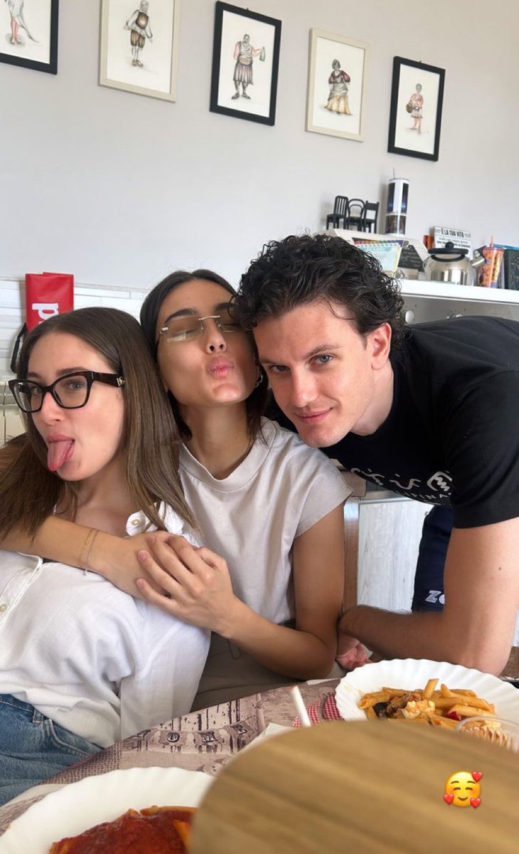 psychosaru's tweet photo. se penso alle lacrime a capodanno ❤️
che bella cosa https://t.co/Bl42pZdf2a