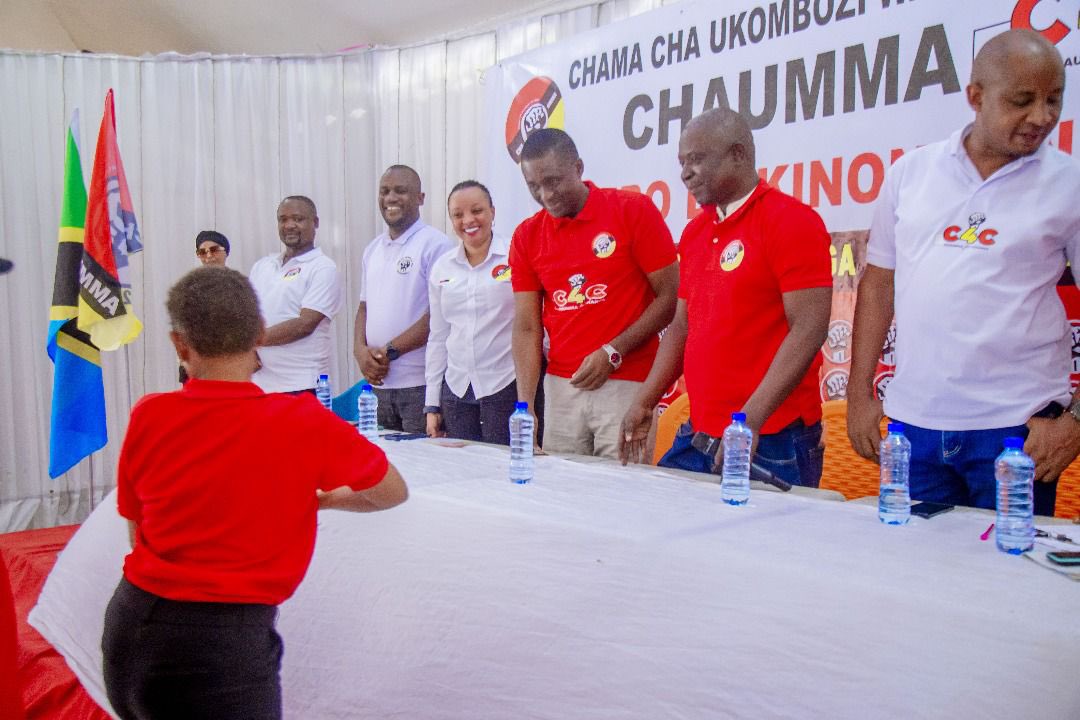 ChaummaT's tweet image. Leo July 27,2025 Katibu Mkuu wa Chama Cha Ukombozi wa Umma CHAUMMA Mh.Salumu Mwalimu ameshiriki mkutano Mkuu wa Jimbo la kinondoni na kuweza kukabidhi kadi kwa wanachama zaidi ya 250 waliojiunga na Chama. Mkutano huo ulihudhuriwa na Viongozi mbalimbali wa chama na Mtia nia Wa…