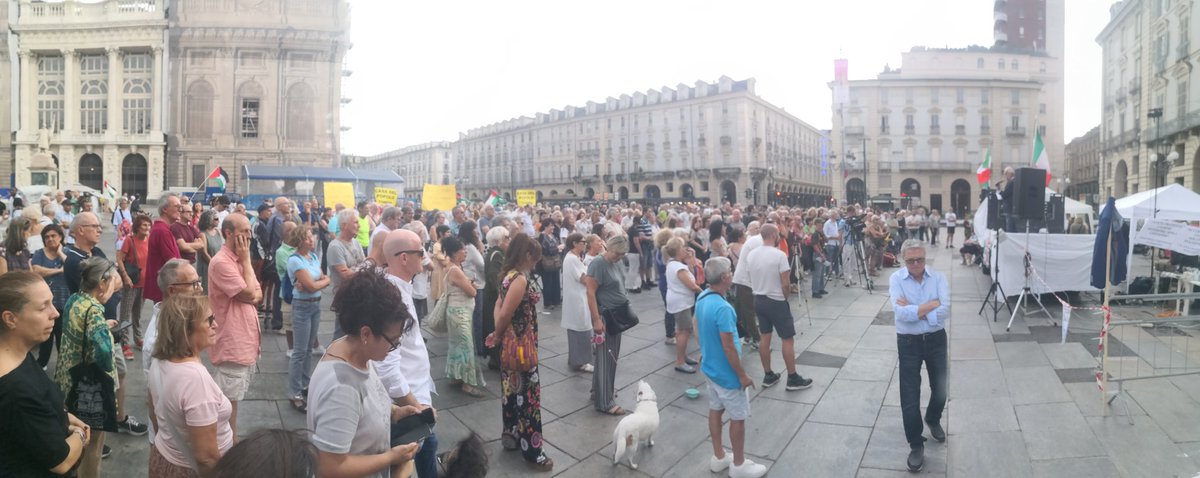 A Piazza Castello a #Torino #oggi domenica #27luglio 2025 sono svariate centinaia i cittadini che stanno partecipando alla MANIFESTAZIONE in ricordo del dott. Giuseppe #DeDonno (1965-2021), con interventi assai preziosi e ficcanti.
#GiuseppeDeDonno #FREEvax #LibertàdiCura