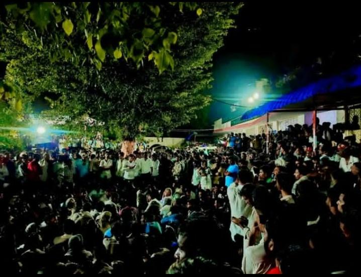 Devaramdudi529's tweet image. न्याय की आखरी उम्मीद अभी रात्री मे धरनास्थल पर बारिश के बाद भी @hanumanbeniwal जी सर्व समाज के साथ दलित परिवार को न्याय दिलाने के लिए मौजूद है । @RLPINDIAorg