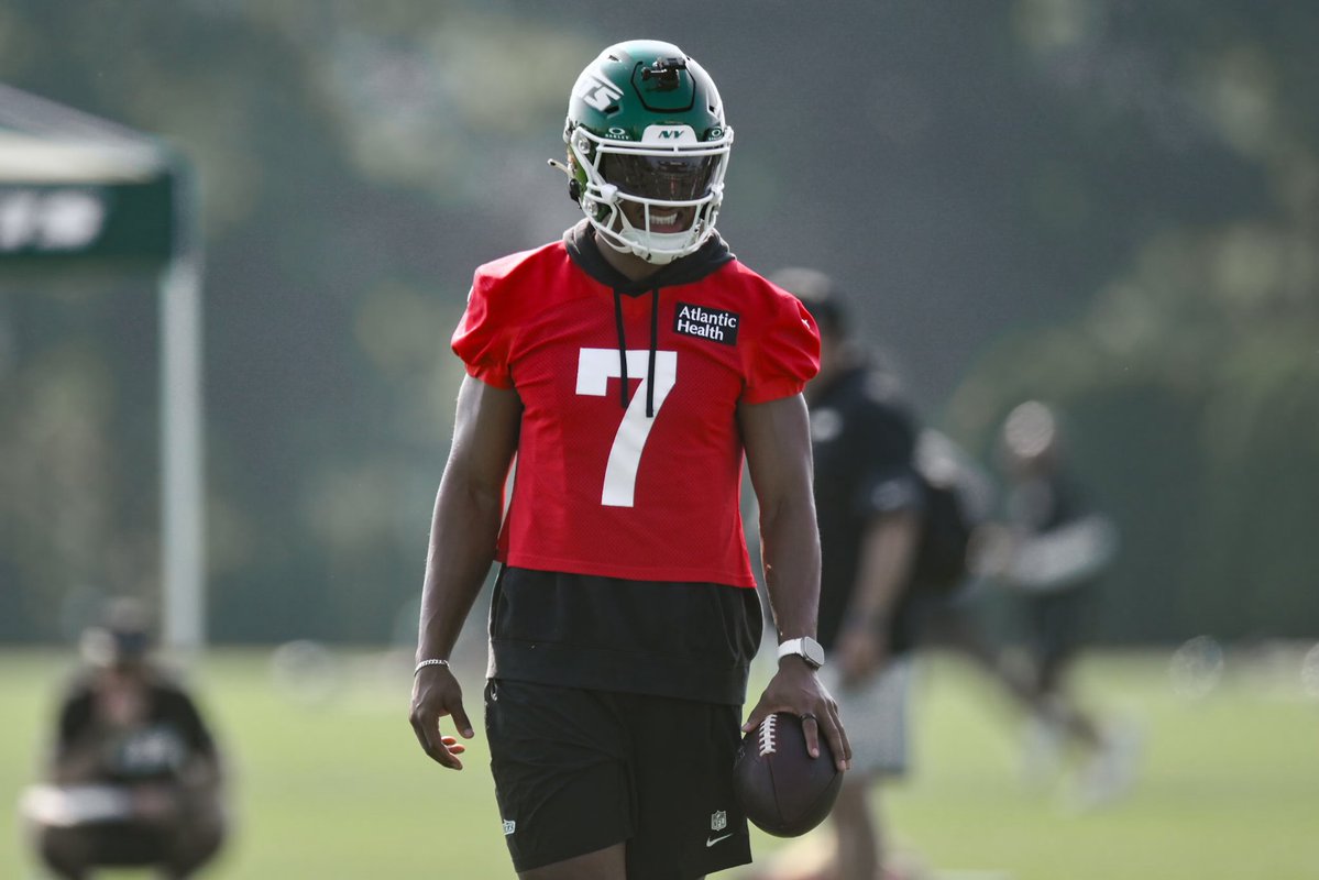 1920bears's tweet image. Before Justin Fields came up in the game these fans didn't show no love.
They seen him on the field and used to treat him like a scrub.
They wouldn't cheer 'cause his stats wasn't swoll enough.
I bet they change they mind when them New York Jets come rollin' up.
#nfl…