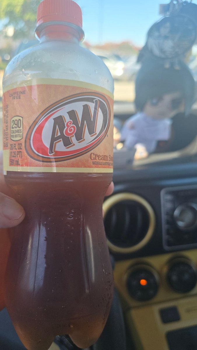 Mellizard's tweet image. Anyone else love cream soda? 😍