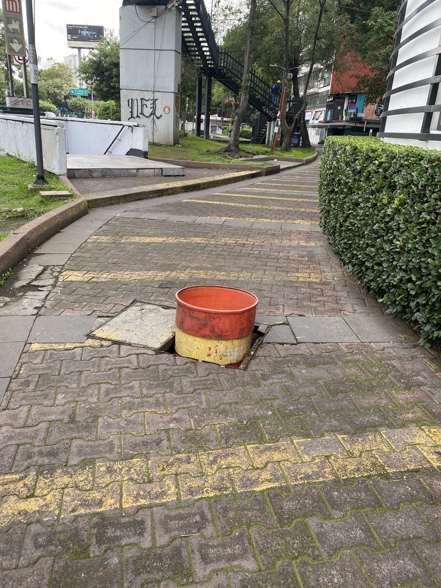 ⚠️URGENTE reparar⚠️ Av. División del Norte, en la esquina del edificio 1228, entre División del Norte y Chichén Itzá, col. Letrán Valle. <a href="/BJAlcaldia/">Alcaldía de Benito Juárez</a> <a href="/LuisMendozaBJ/">Luis Mendoza Acevedo</a> #Día1 <a href="/vecletranvalle/">vecinos letrán valle</a>
