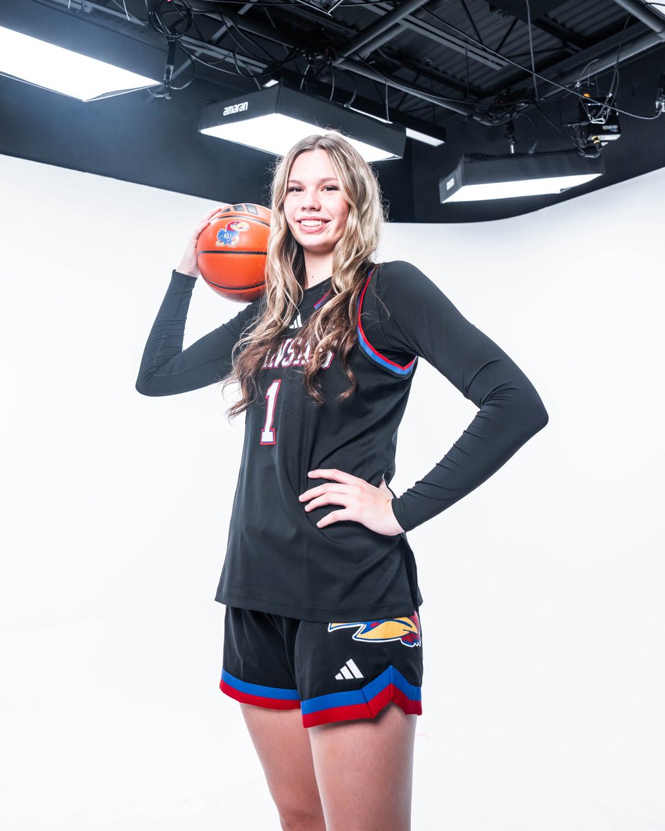 calliehinder's tweet image. Had such a great time on my official visit @KUWBball. Thank you @CoachBrandonKU and the entire staff for an amazing trip! ❤️💙#notcommited #rockchalk