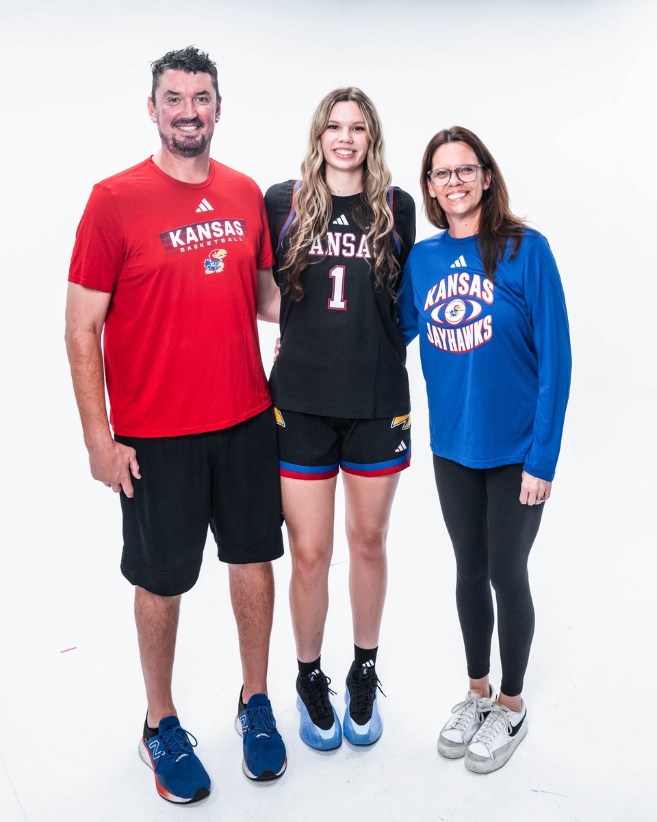 calliehinder's tweet image. Had such a great time on my official visit @KUWBball. Thank you @CoachBrandonKU and the entire staff for an amazing trip! ❤️💙#notcommited #rockchalk