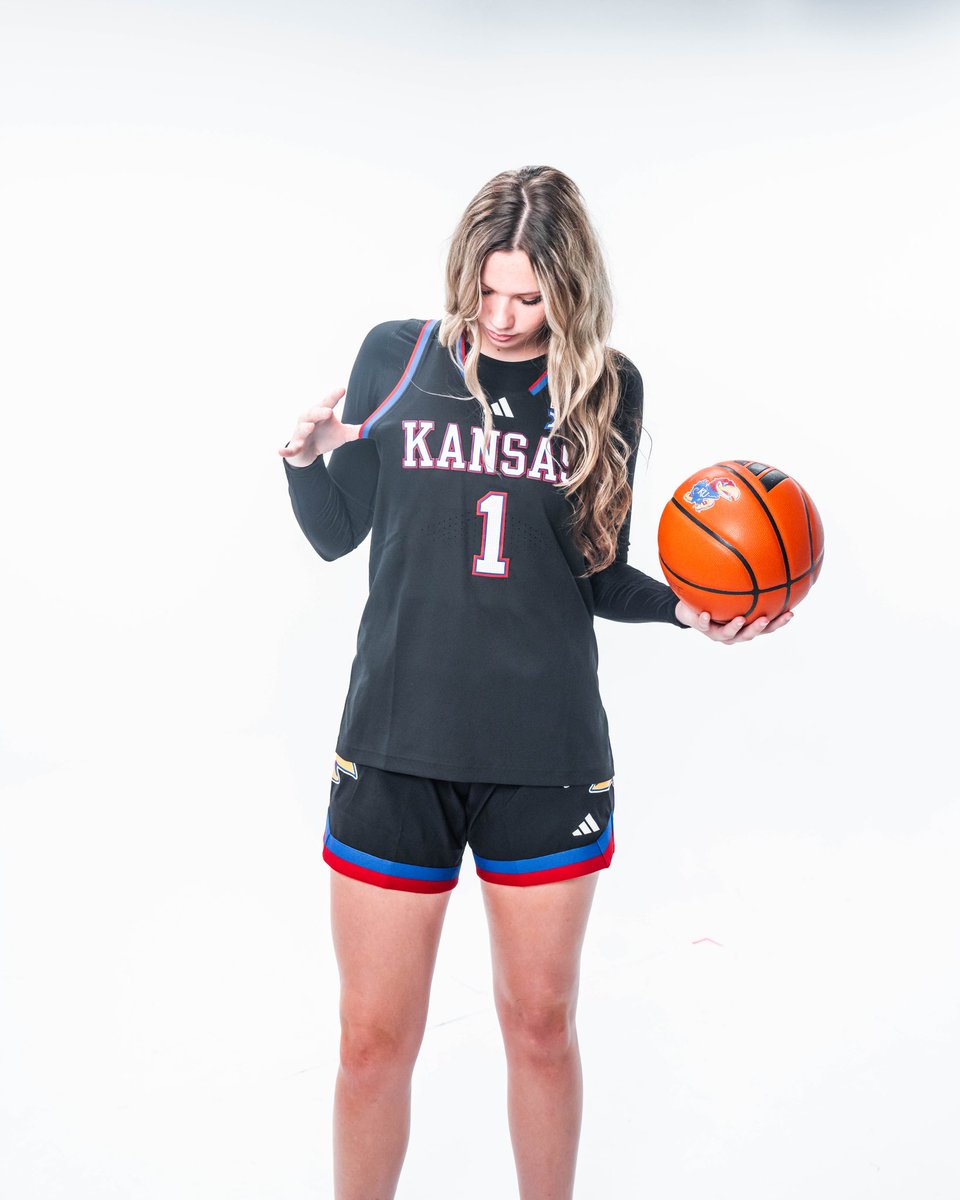 calliehinder's tweet image. Had such a great time on my official visit @KUWBball. Thank you @CoachBrandonKU and the entire staff for an amazing trip! ❤️💙#notcommited #rockchalk