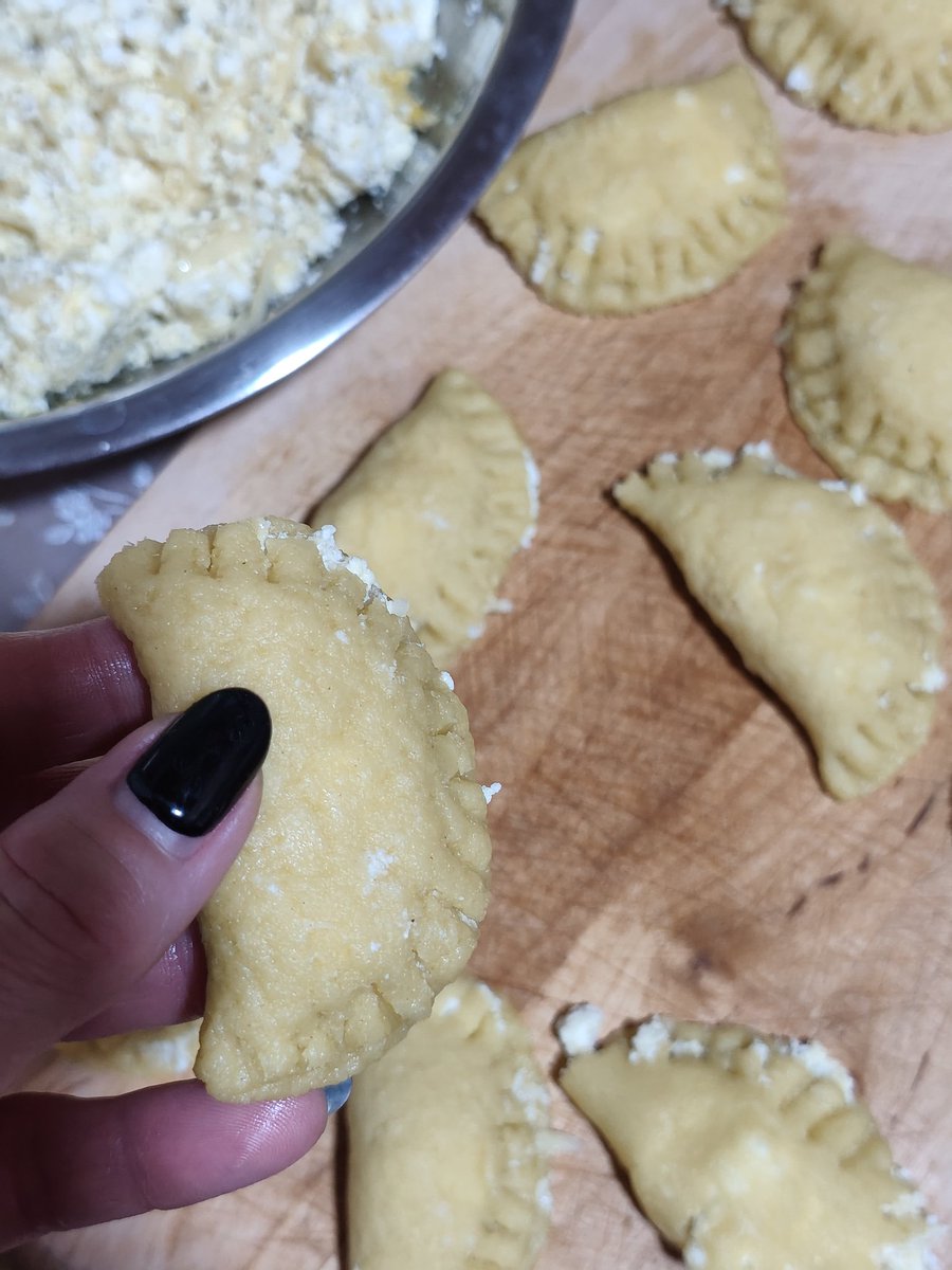 Έχουμε τίποτα καλυτερο να κάνουμε? 🙄🤔
Εεε ας φτιάξω τυροπιτάκια 🤣🤣