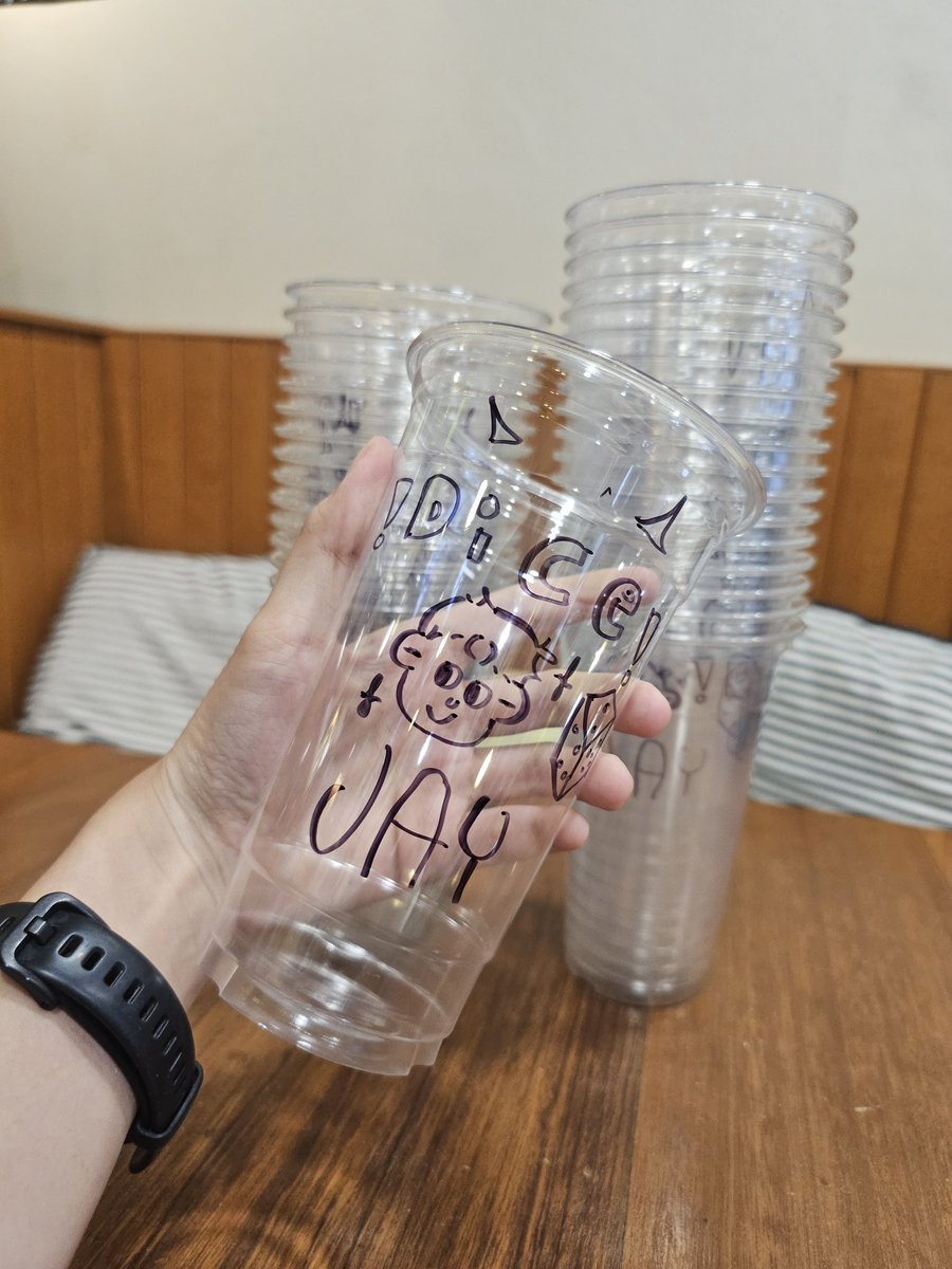 JourneyForJay's tweet image. สำหรับท่านใดที่ไม่ได้มางานคาเฟ่วันเกิดปีนี้
🥤 ยังสามารถมาสั่งเครื่องดื่มที่ร้านและรับคัพสลีปได้จนกว่าของจะหมด
❤️ แก้วน้ำวาดรูปโดยน้องมะลิจะนำไปแจกในงานอื่น ๆ ต่อไป และจะแจ้งให้ทราบล่วงหน้าอีกครั้งค่ะ 🤍🦁🎂
#21stJayDontWorryBeachHappy
#JAYkansopon #DICE_SONRAY