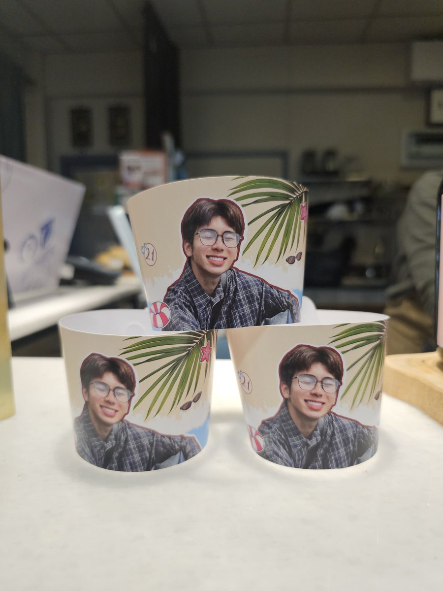 JourneyForJay's tweet image. สำหรับท่านใดที่ไม่ได้มางานคาเฟ่วันเกิดปีนี้
🥤 ยังสามารถมาสั่งเครื่องดื่มที่ร้านและรับคัพสลีปได้จนกว่าของจะหมด
❤️ แก้วน้ำวาดรูปโดยน้องมะลิจะนำไปแจกในงานอื่น ๆ ต่อไป และจะแจ้งให้ทราบล่วงหน้าอีกครั้งค่ะ 🤍🦁🎂
#21stJayDontWorryBeachHappy
#JAYkansopon #DICE_SONRAY