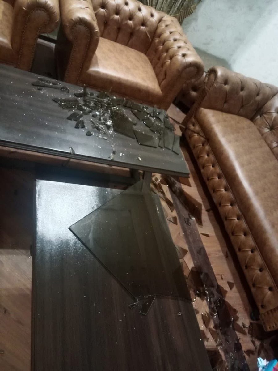 IKTodayPk's tweet image. صدر پی ٹی آئی گجرات چوہدری رضوان اصغر مچھیانہ کی 5 اگست کے حوالے سے  میٹنگز کے دوران گزشتہ شام پولیس ریڈ  ورکرز سب محفوظ ہیں 
5 اگست کو شروع ہونے والا احتجاج اس توڑ پھوڑ سے رکنے والا نہیں ہے