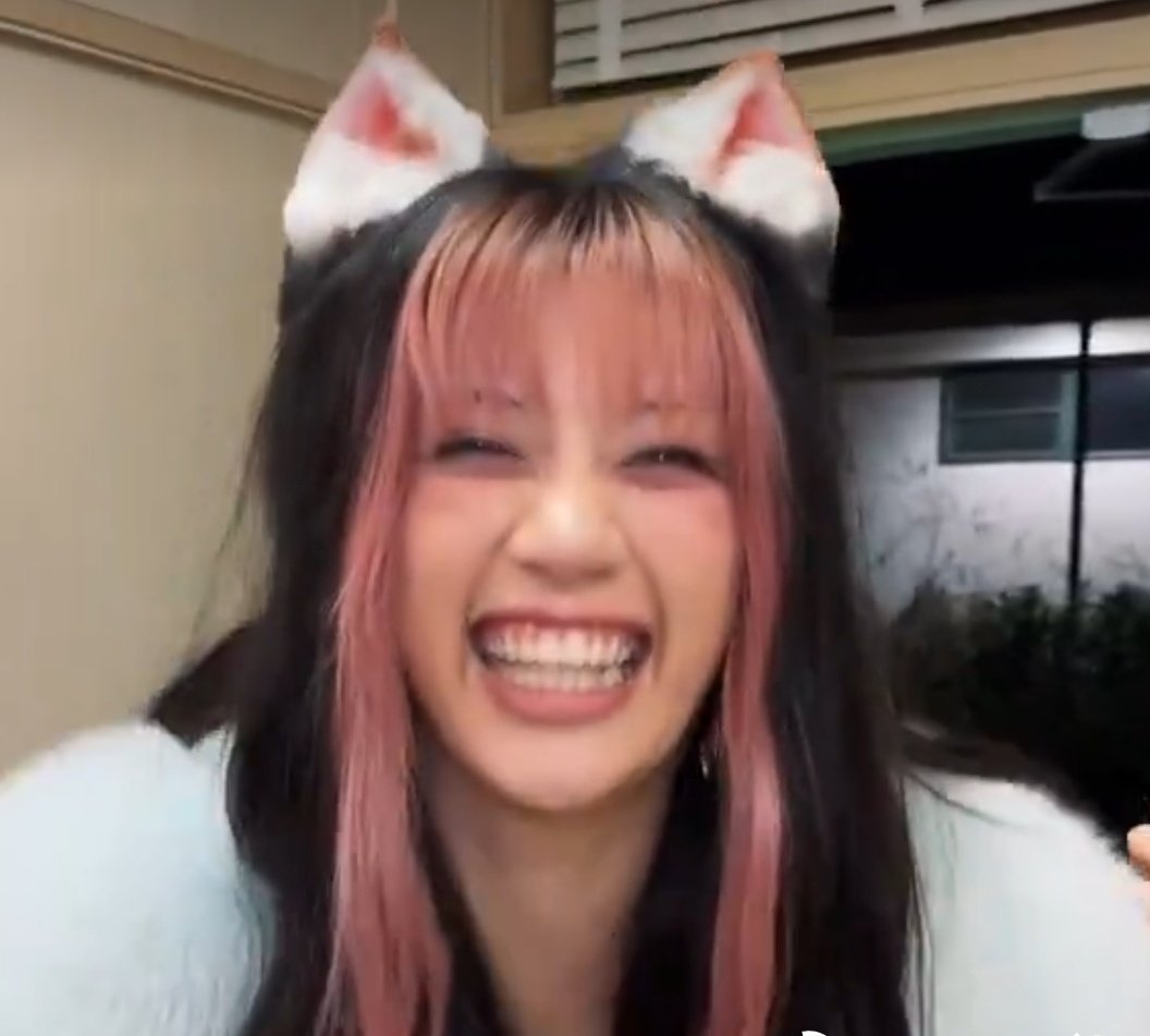 avanzinism's tweet image. look at her please