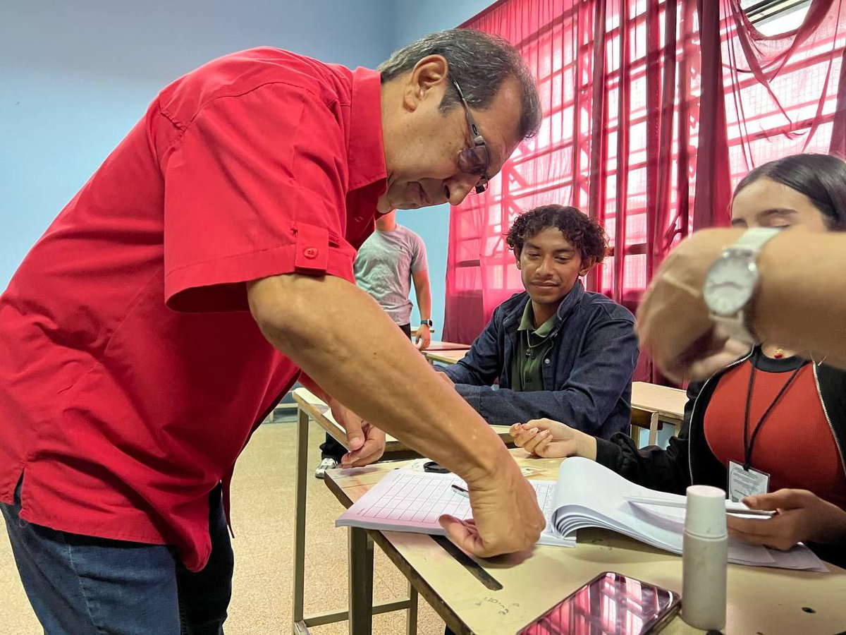 monagasreb's tweet image. El gobernador del estado Barinas, profesor Adán Chávez Frías votó en el Ciclo Diversificado Daniel Florencio O'leary
#27Jul
#VotoPorMiProyecto
#EleccionesMunicipales2025