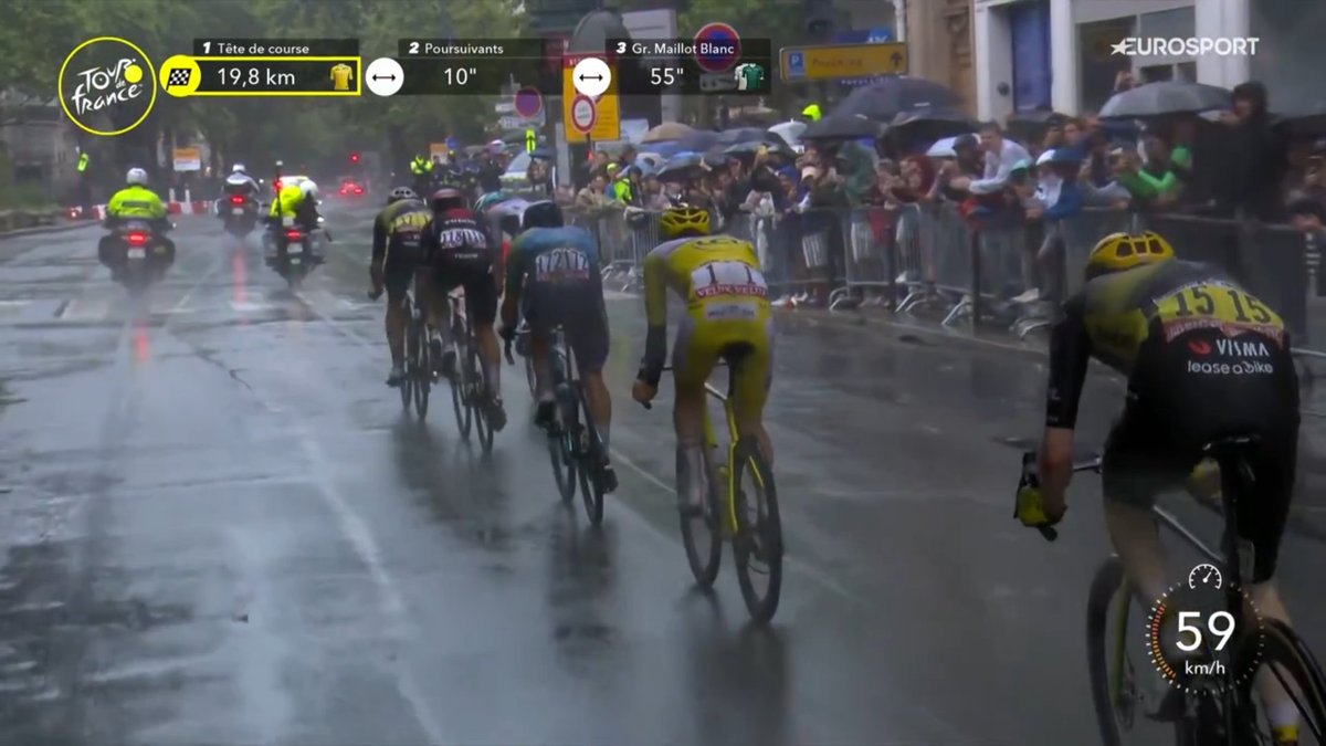 Malgré les temps gelés et la pluie, Tadej Pogacar fait la course devant. D'autres coureurs auraient sans doute pris une autre décision mais le Slovène a l'opportunité de décrocher une victoire de prestige. Seul Bernard Hinault s'est déjà imposé en jaune sur les Champs. #TDF2025