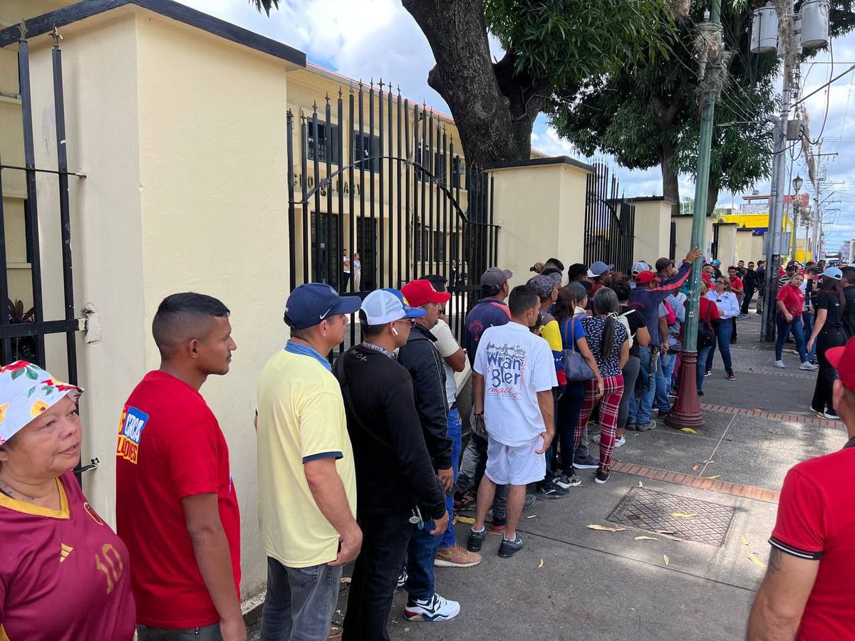 monagasreb's tweet image. El gobernador del estado Barinas, profesor Adán Chávez Frías votó en el Ciclo Diversificado Daniel Florencio O'leary
#27Jul
#VotoPorMiProyecto
#EleccionesMunicipales2025