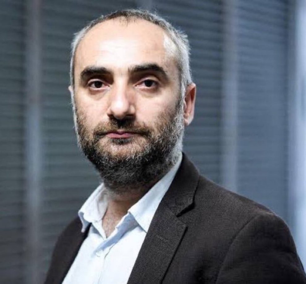 TurkcuPaylasim's tweet image. 🗣️Gazeteci İsmail Saymaz:
"Metan gazı şehidi, orman yangını şehidi, şimdi de güneş çarpması şehidi!
2 erimiz güneş çarpması sonucu aşırı sıvı kaybından can veriyor, 5’i ise hastanede…
Bu kadar kolay ve ucuz ölünür mü?"