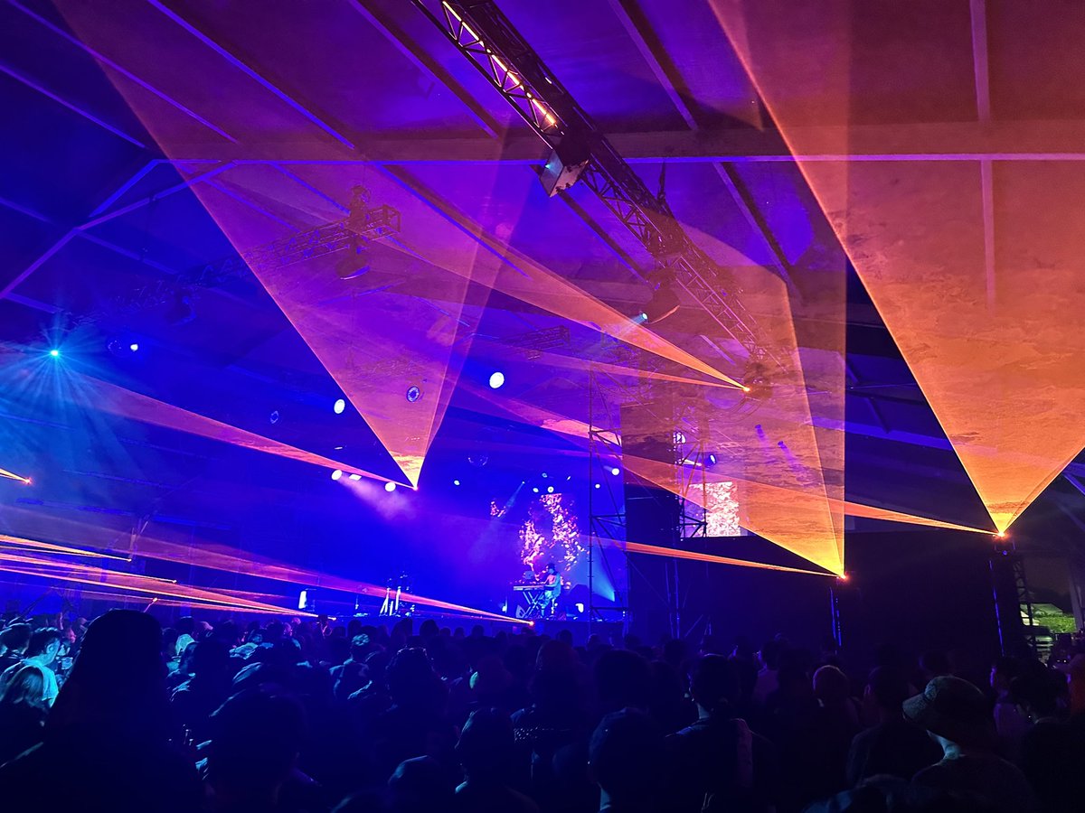 Rindeni's tweet image. 低音と
レーザー飛び入る
夏の虫